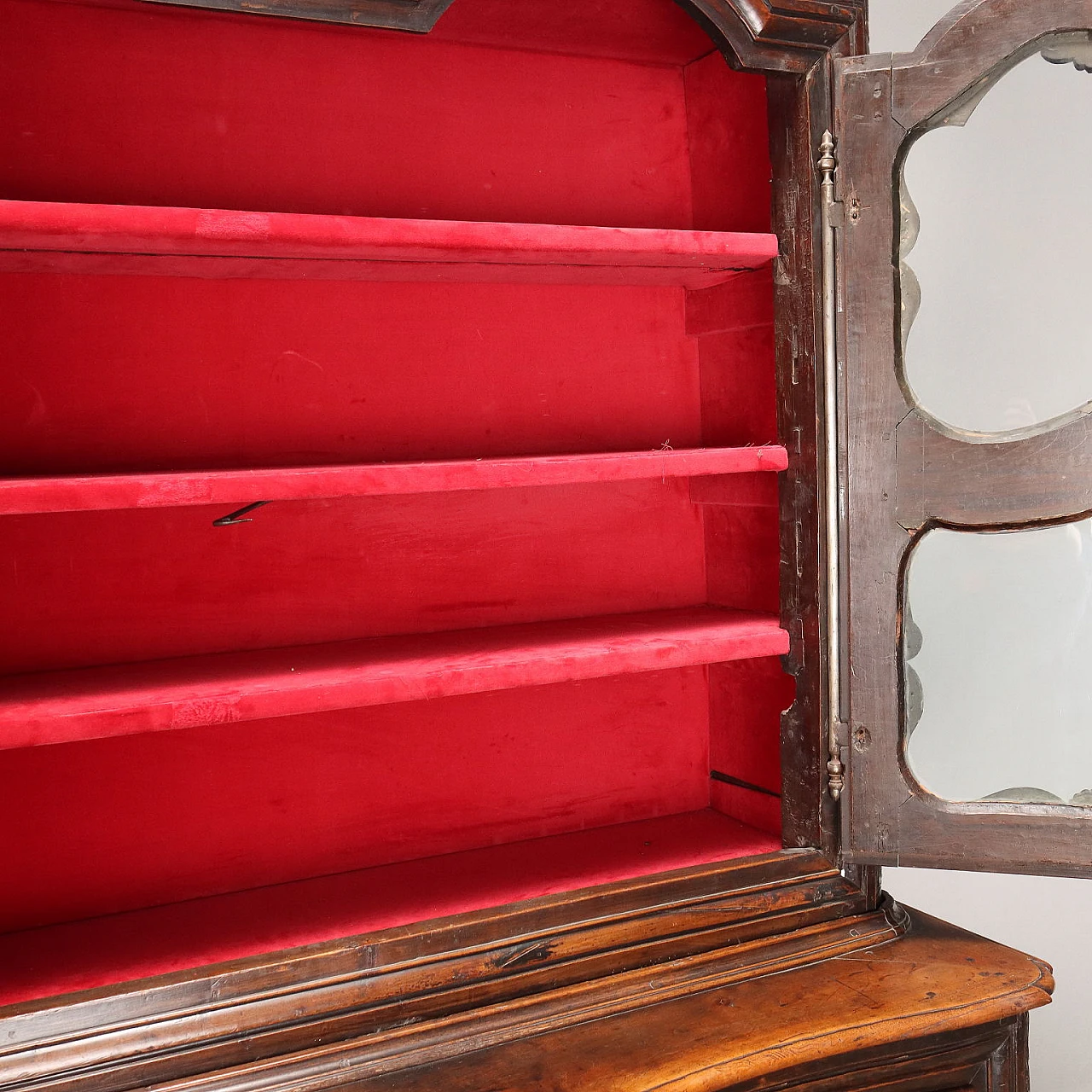 Credenza bipartita in noce intagliato di J. Baptiste Depouez, '700 9