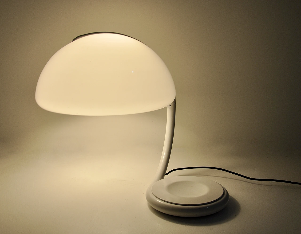 White Serpente table lamp by Elio Martinelli for Martinelli, 1960s 8