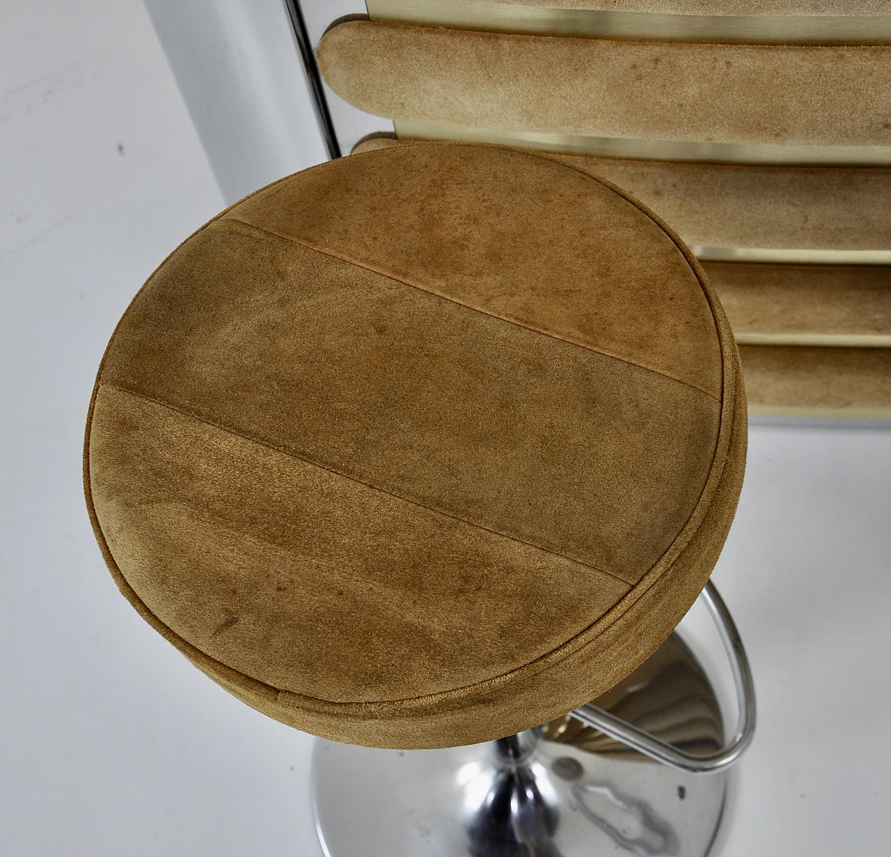 Bar cabinet & stools in suede & chromed metal in W. Rizzo style, 1970s 10