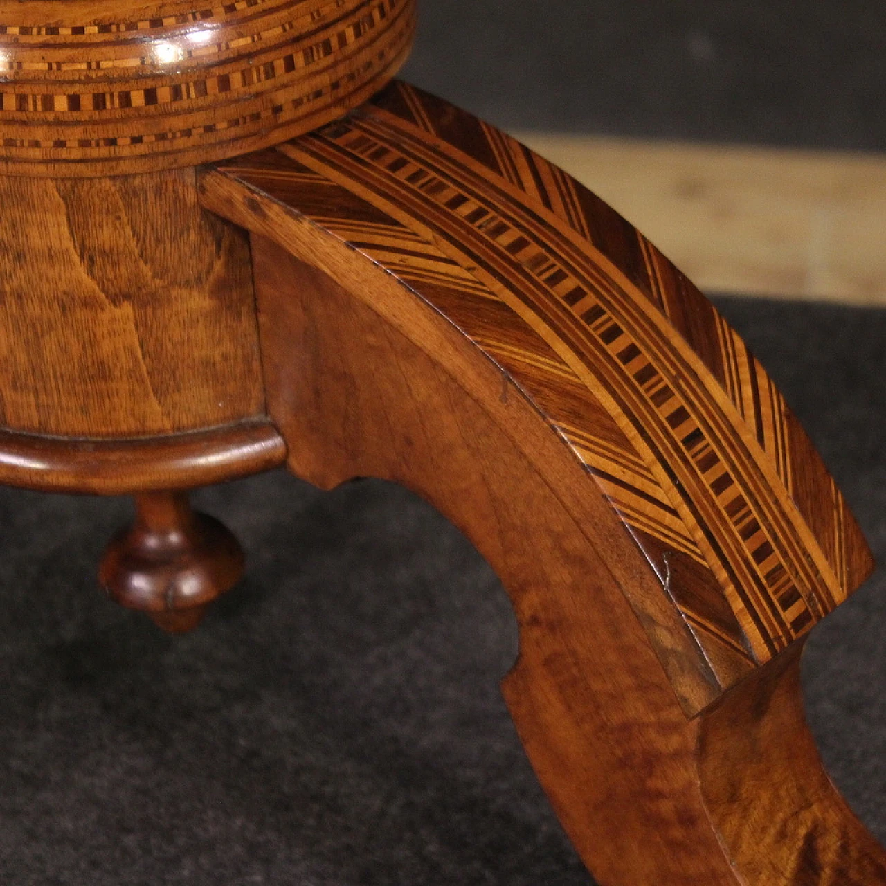 Sorrento table in wood inlaid with geometric patterns & floral motifs 12