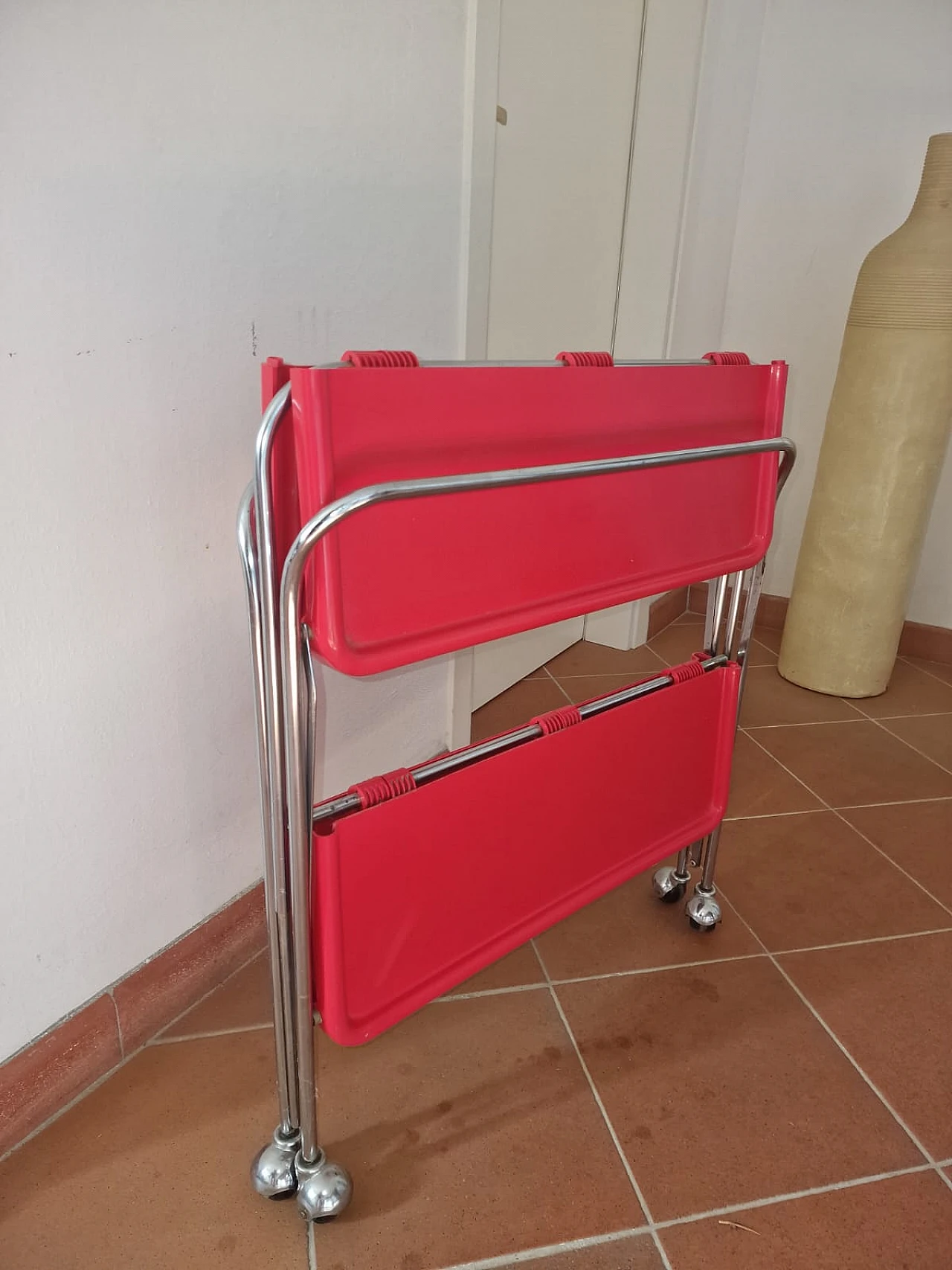 Carrello pieghevole in acciaio cromato e plastica rossa, anni '70 1