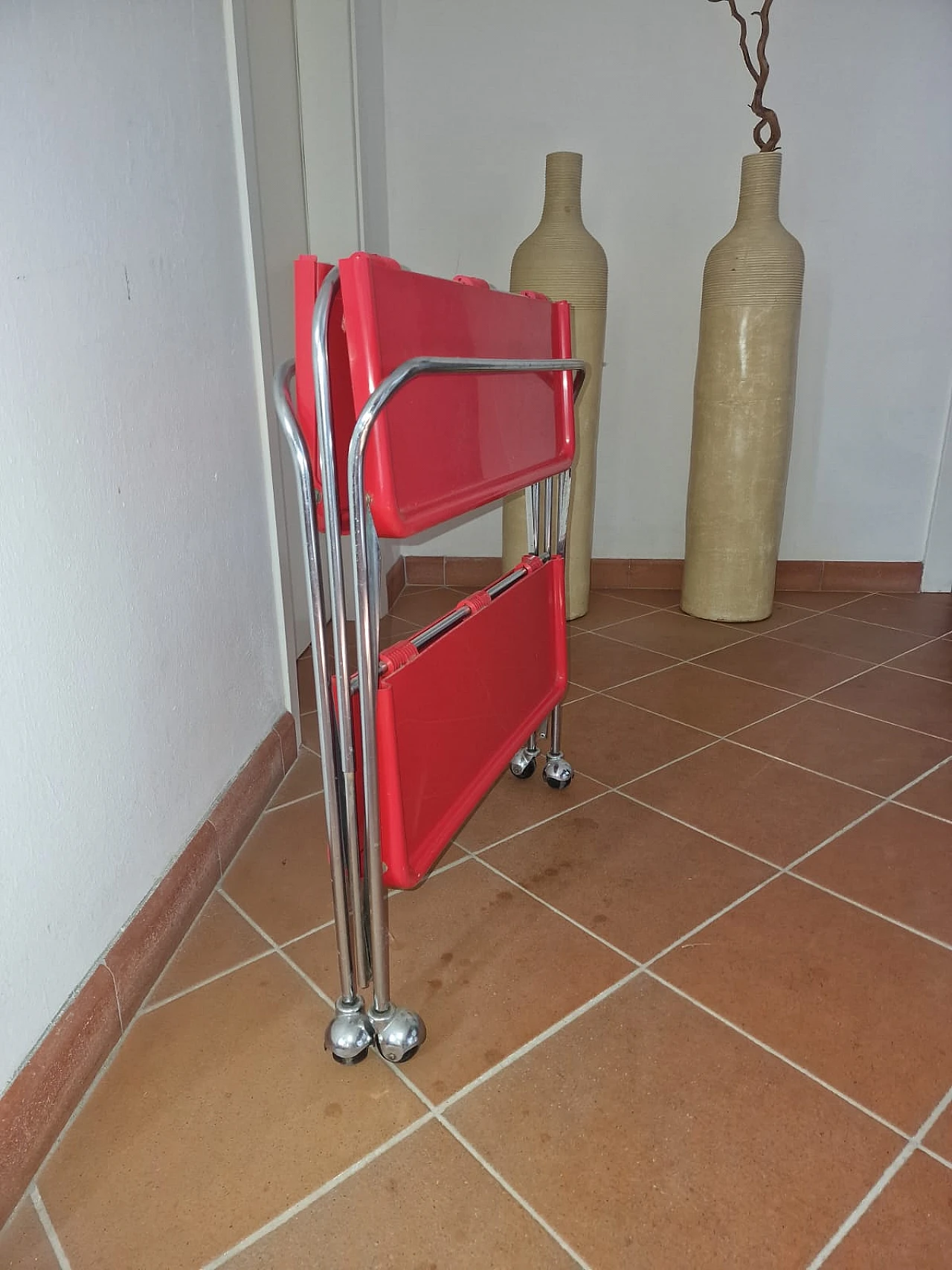 Carrello pieghevole in acciaio cromato e plastica rossa, anni '70 2