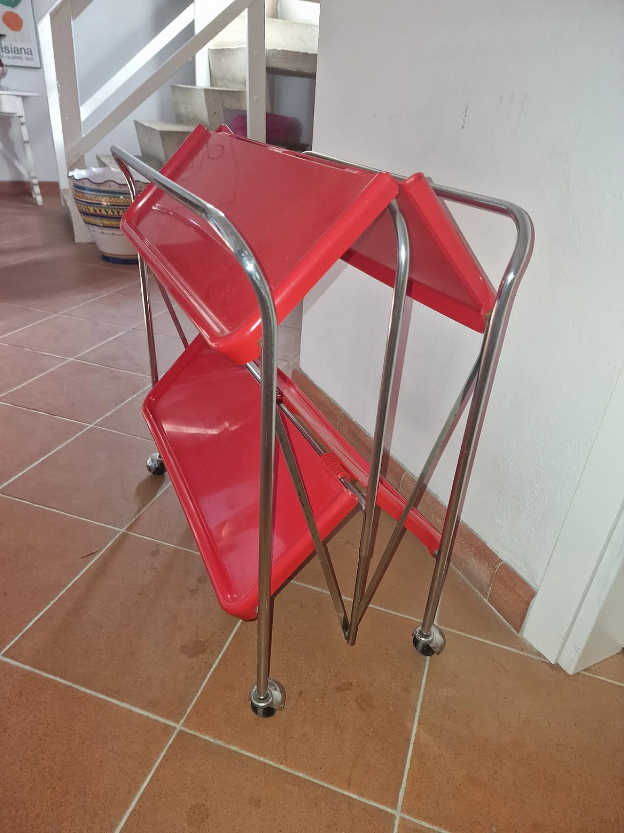 Carrello pieghevole in acciaio cromato e plastica rossa, anni '70 3