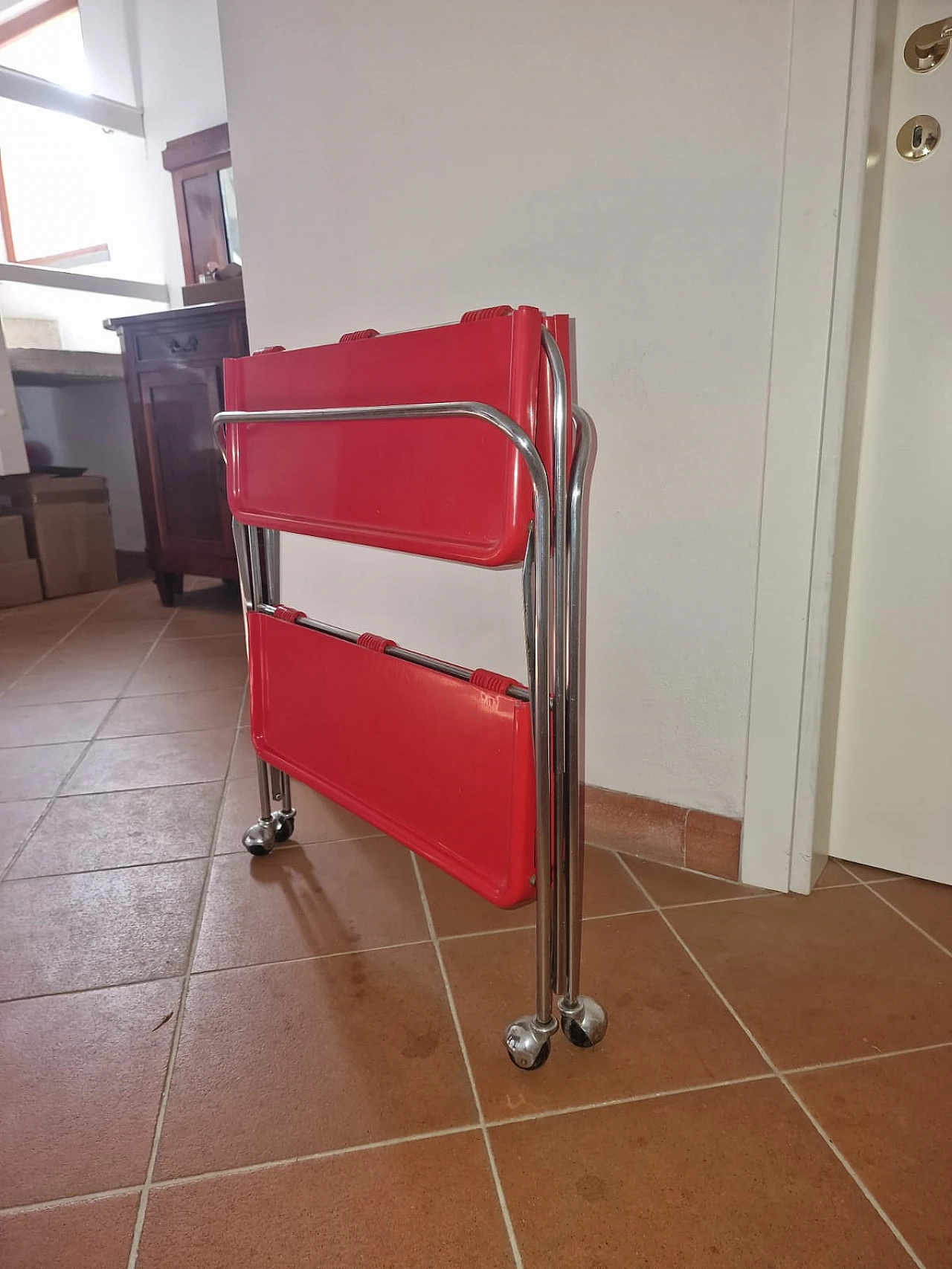 Carrello pieghevole in acciaio cromato e plastica rossa, anni '70 5