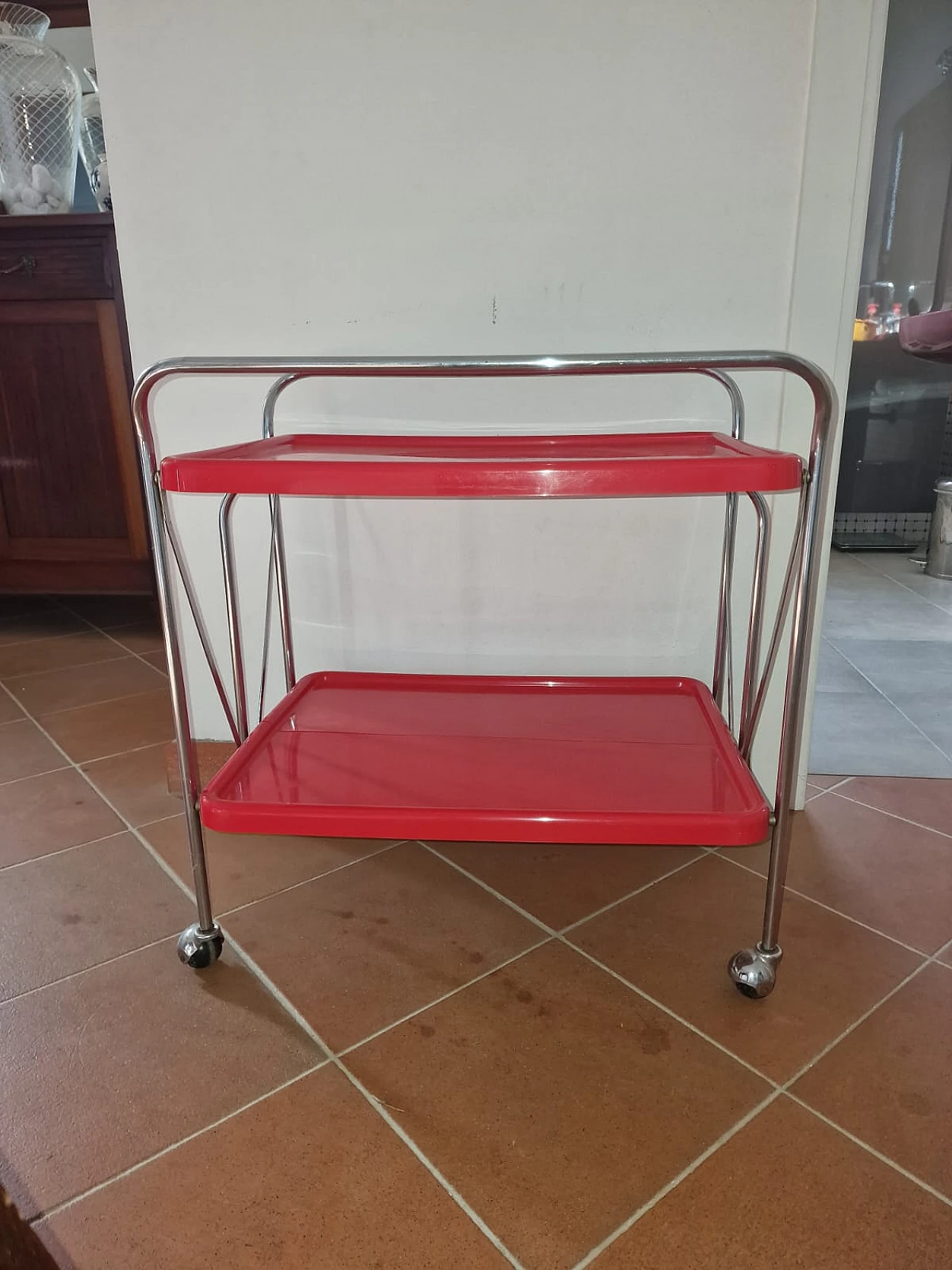 Carrello pieghevole in acciaio cromato e plastica rossa, anni '70 6