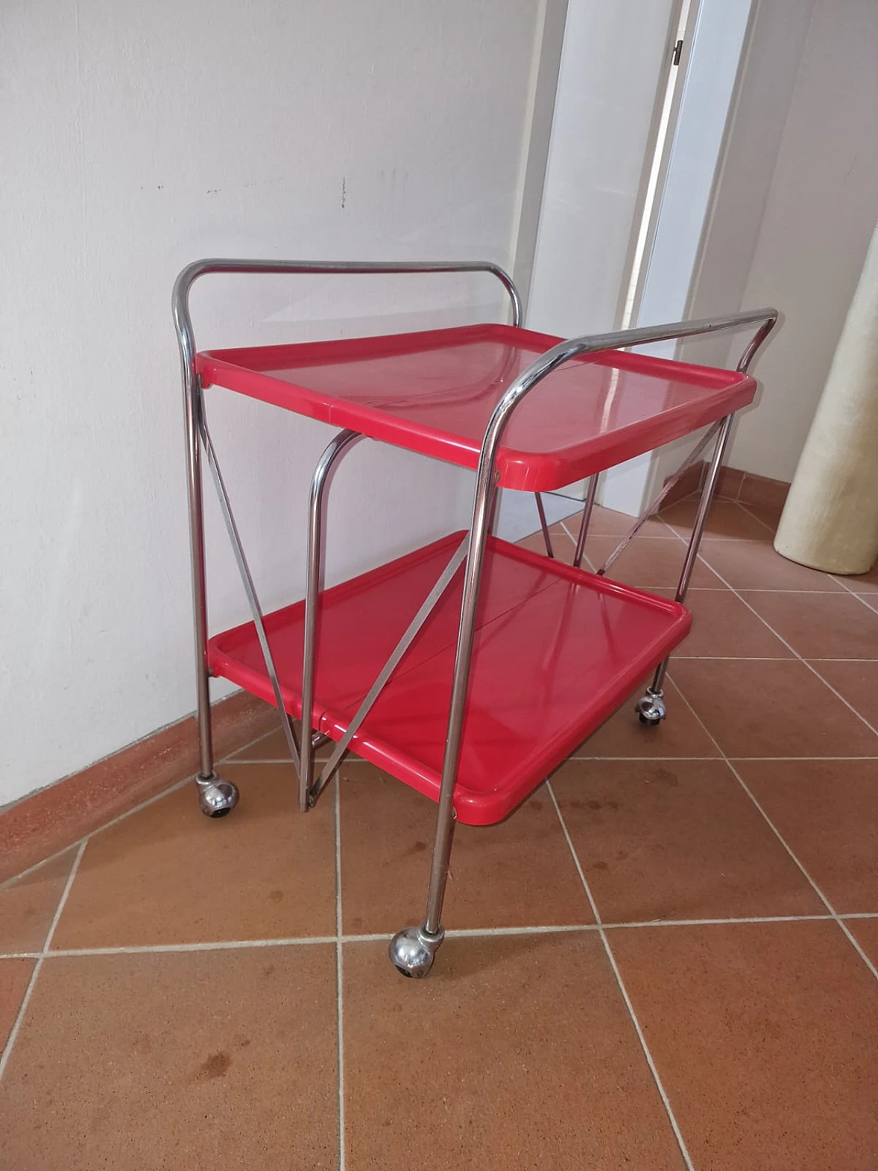 Carrello pieghevole in acciaio cromato e plastica rossa, anni '70 7