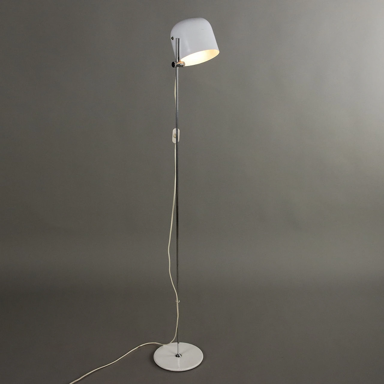 Lampada da terra regolabile in alluminio bianco smaltato, anni '60 1