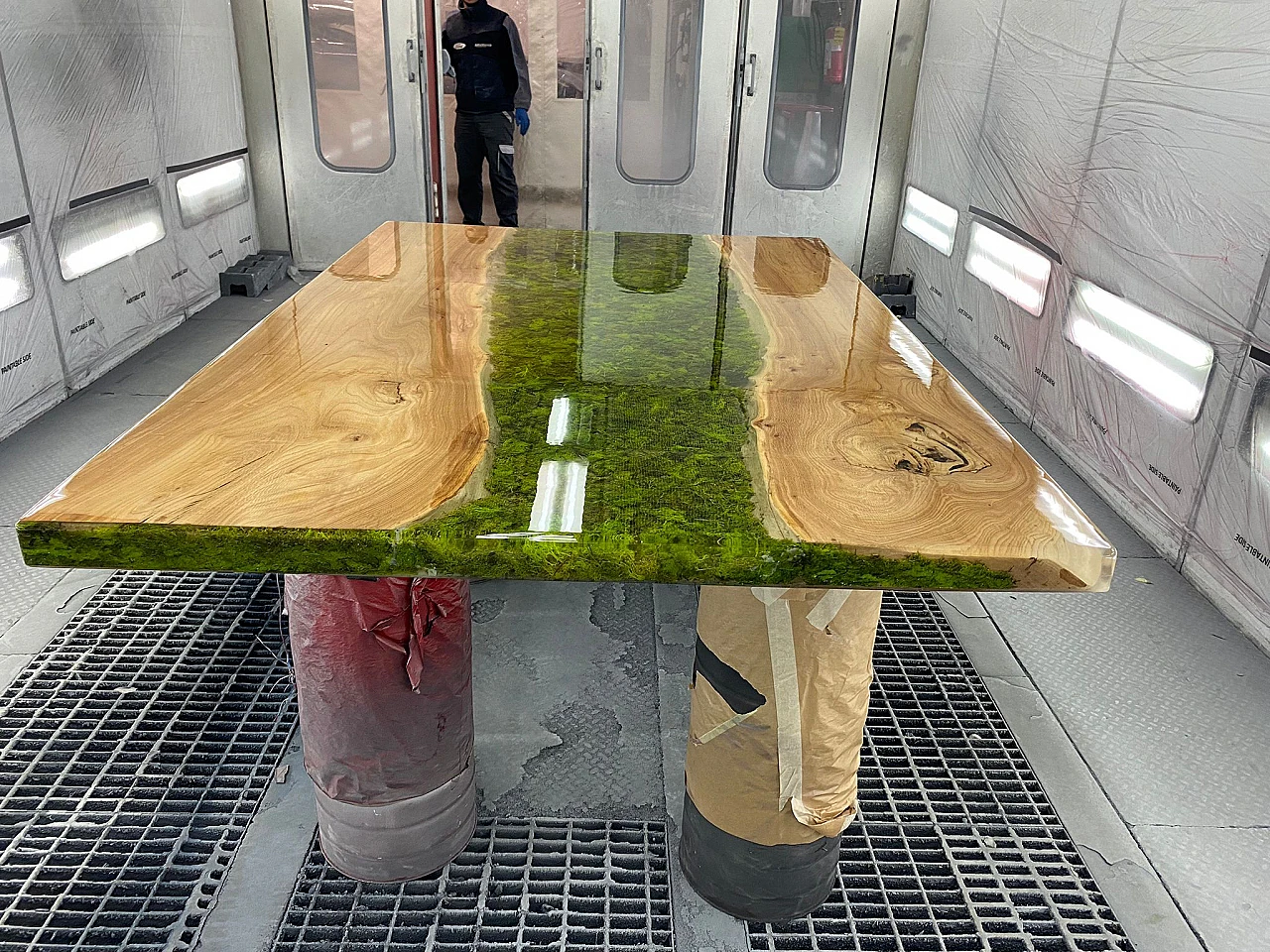 Table top in briccola wood & resin-coated moss, 2000s 7