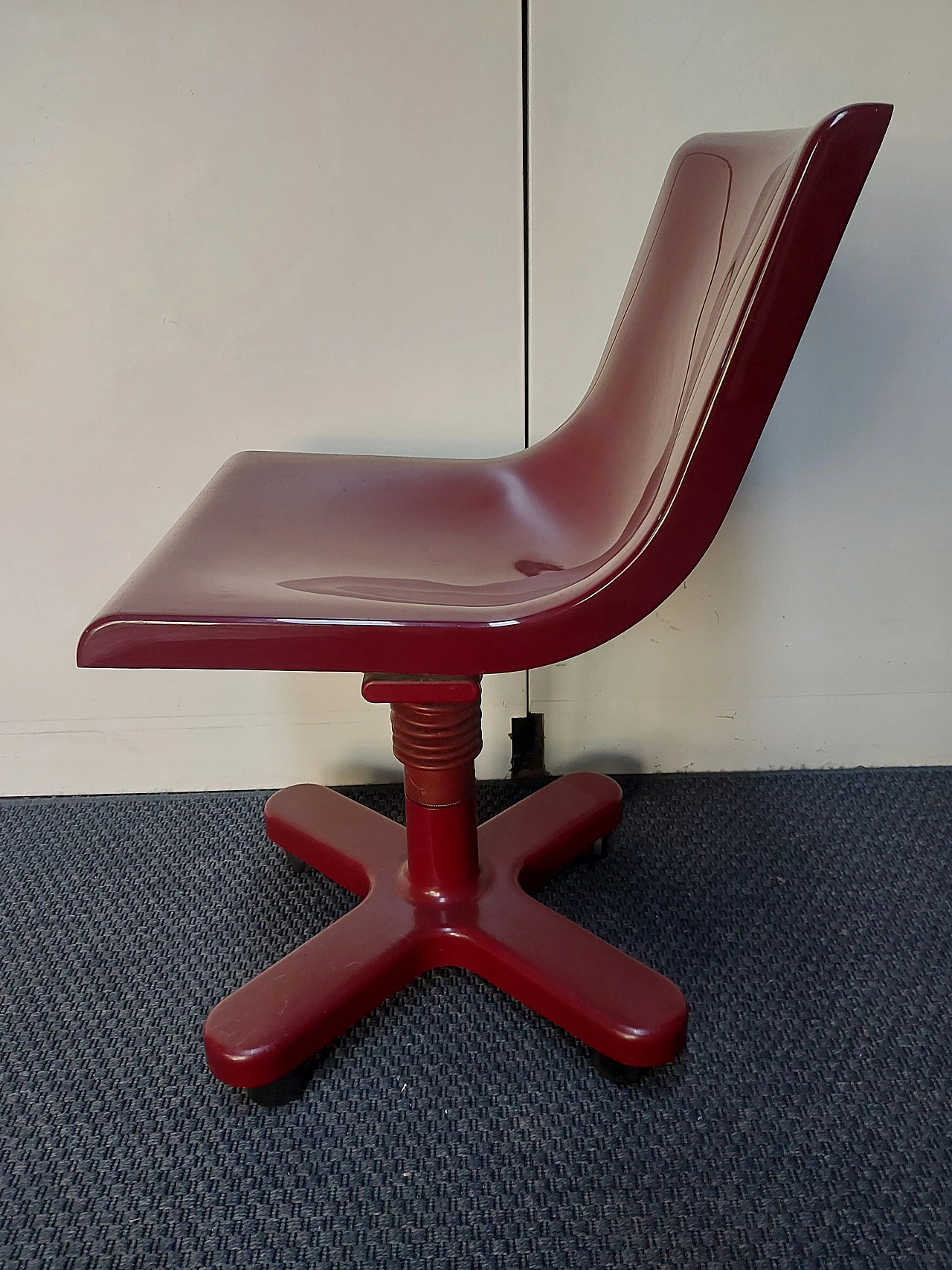 Burgundy ABS chair by Ettore Sottsass for Olivetti Sythesis, 1970s 7