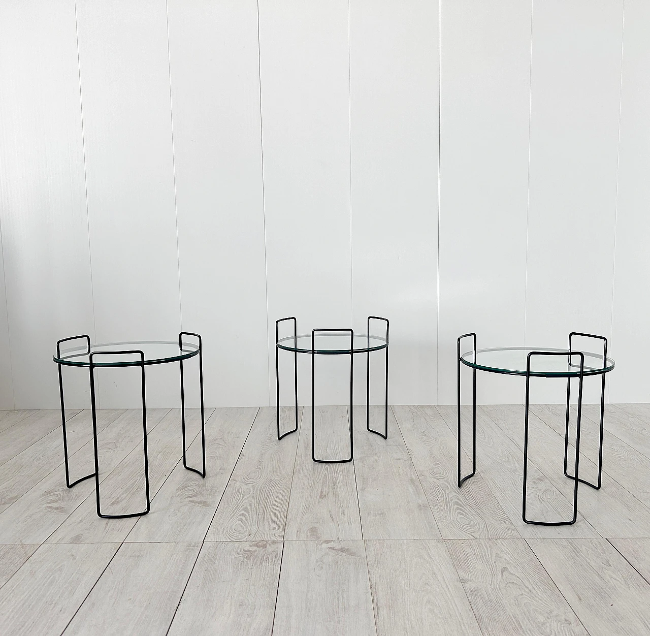 3 Round nesting tables in lacquered metal and glass, 1970s 2