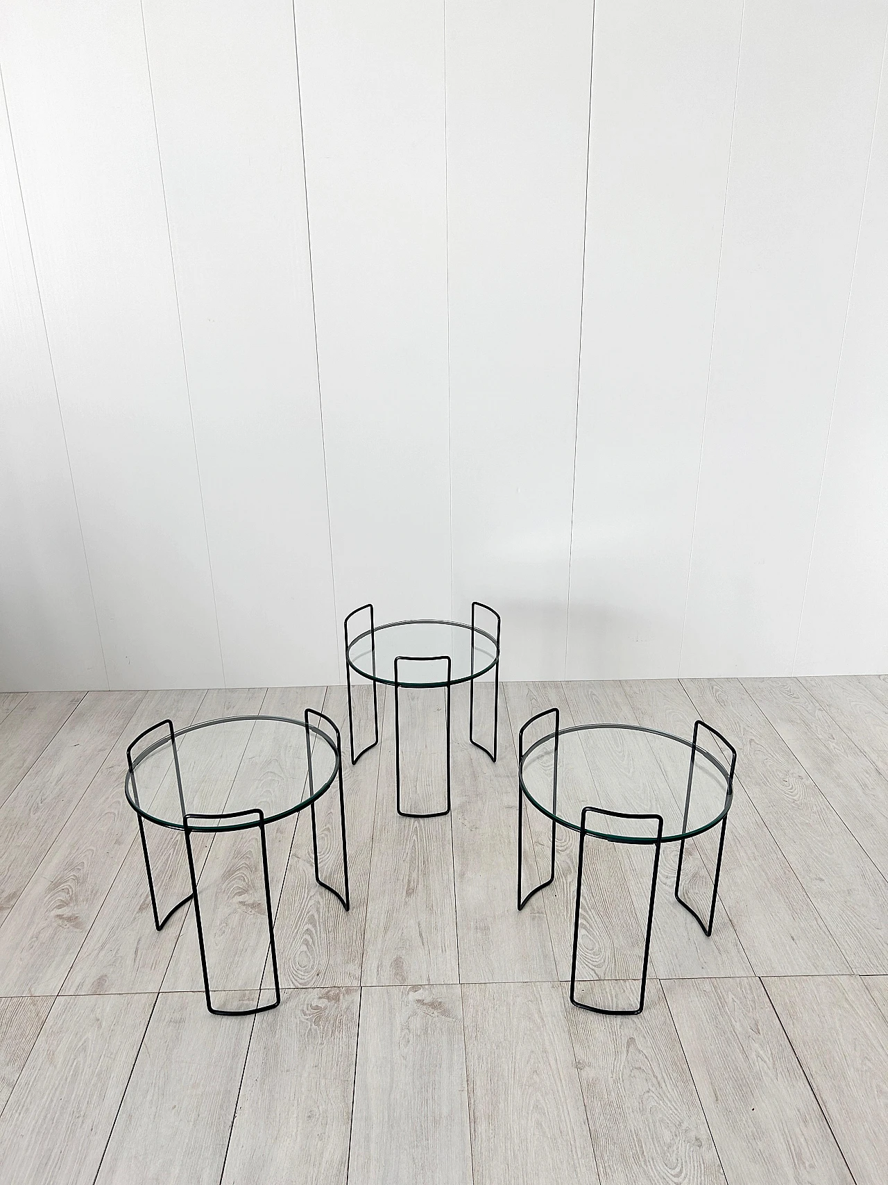 3 Round nesting tables in lacquered metal and glass, 1970s 5