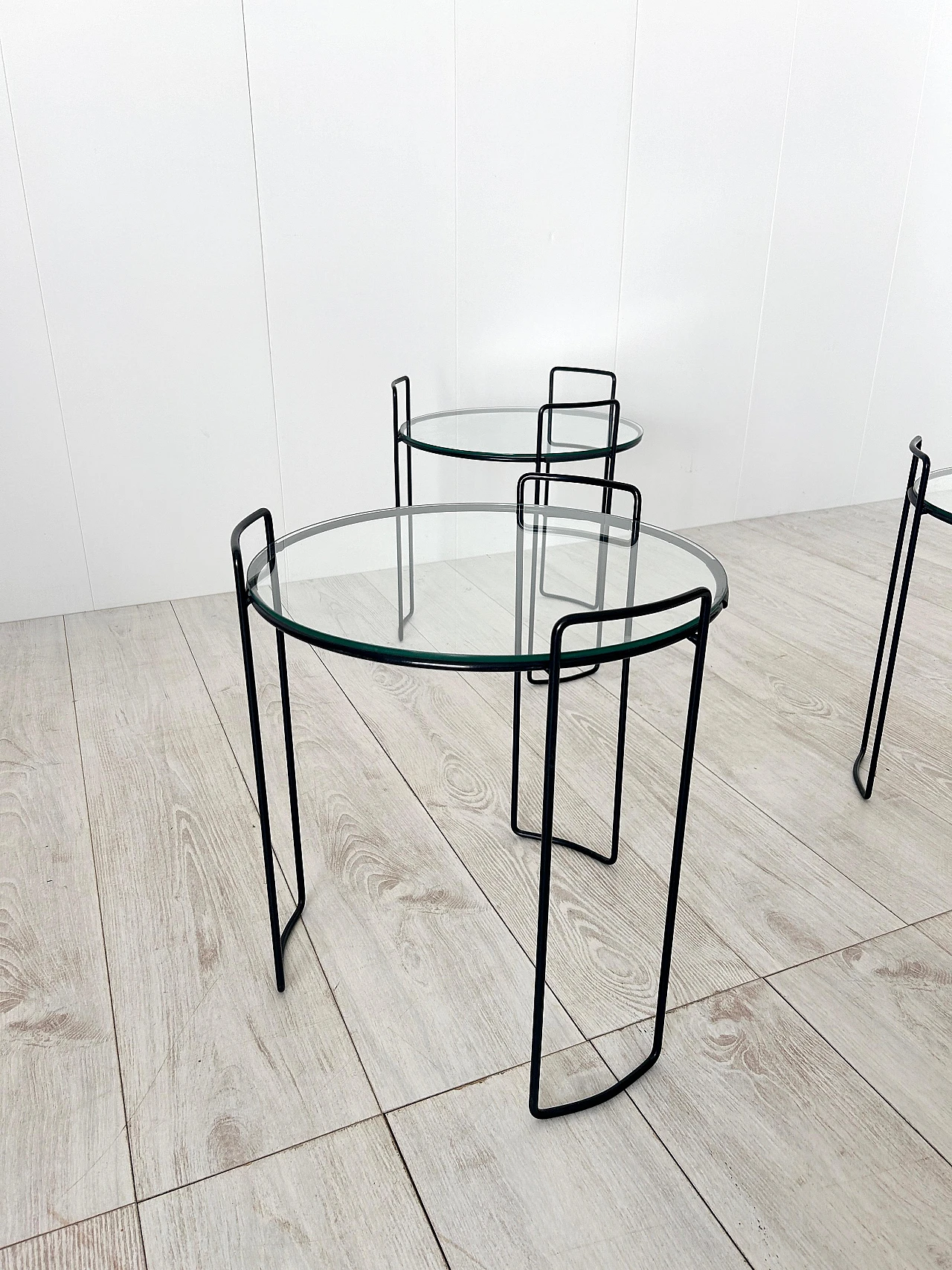 3 Round nesting tables in lacquered metal and glass, 1970s 7