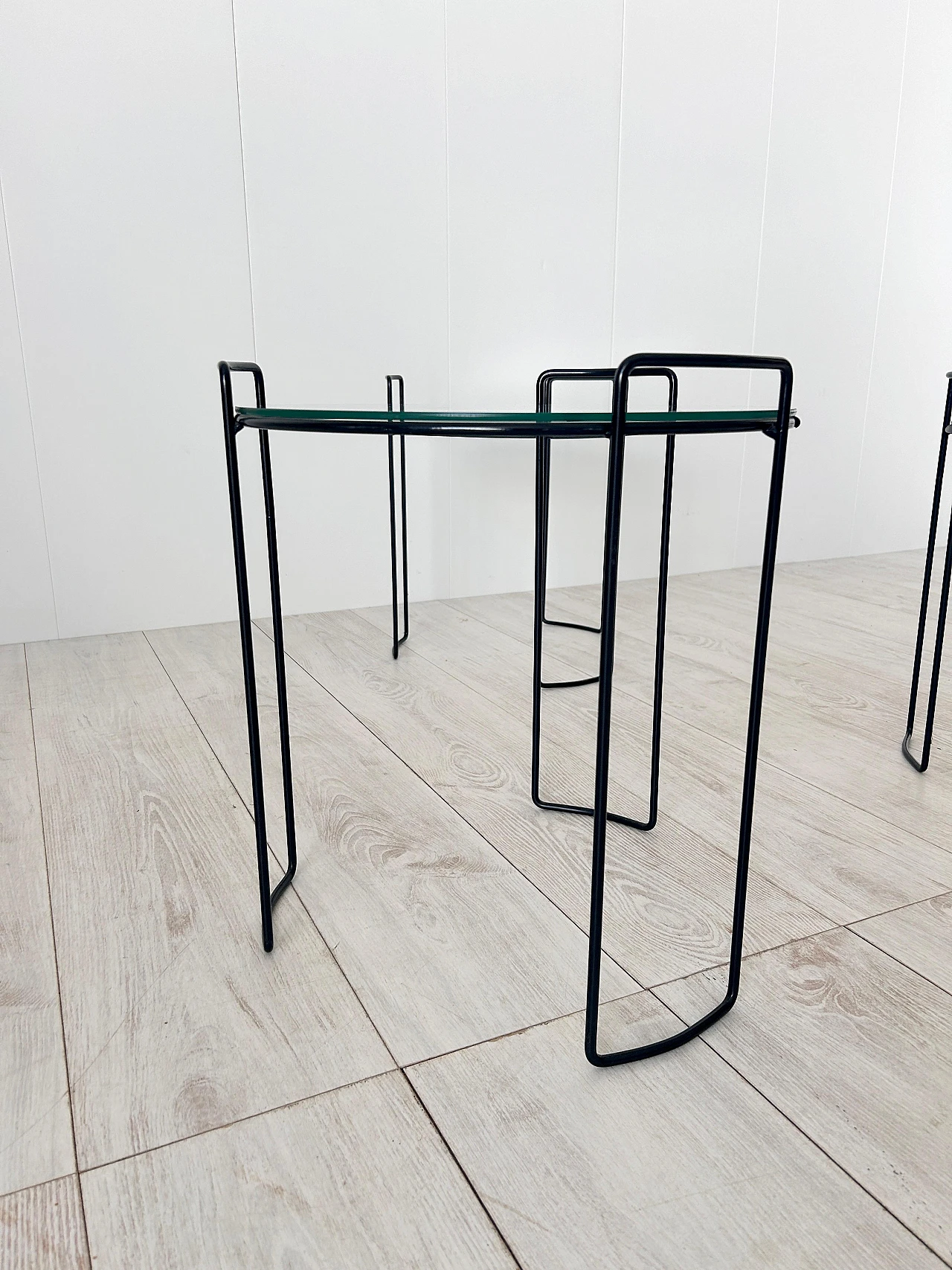 3 Round nesting tables in lacquered metal and glass, 1970s 8