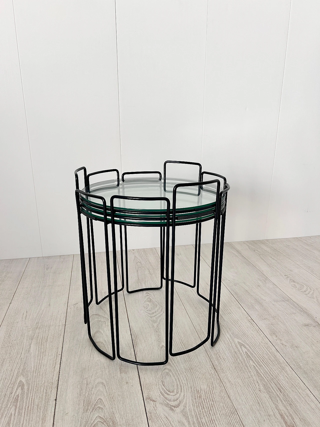 3 Round nesting tables in lacquered metal and glass, 1970s 10