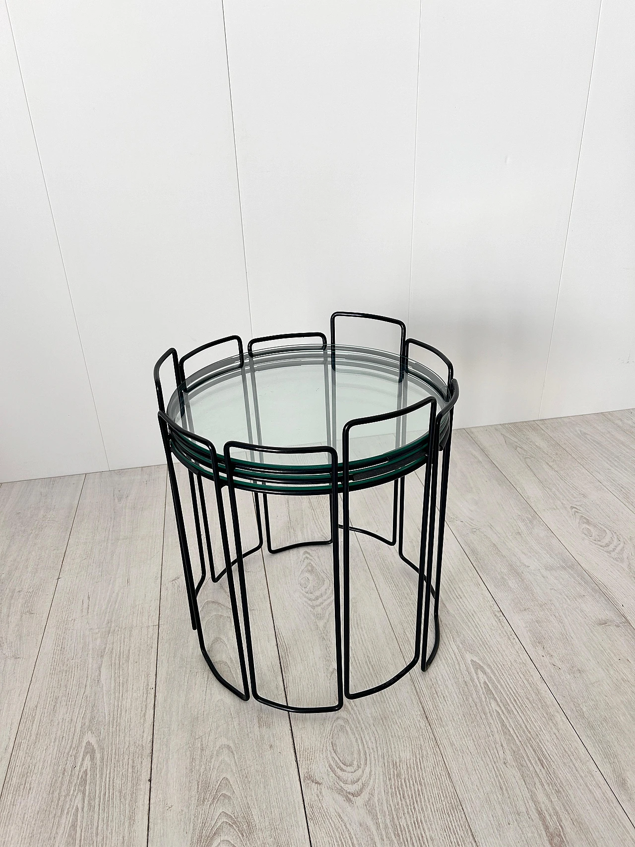 3 Round nesting tables in lacquered metal and glass, 1970s 11