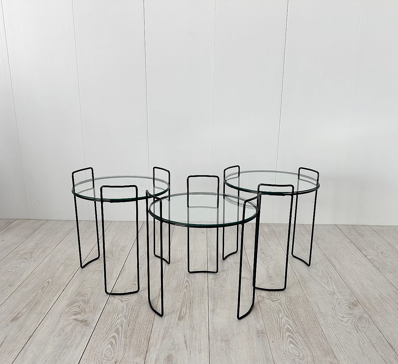 3 Round nesting tables in lacquered metal and glass, 1970s 12