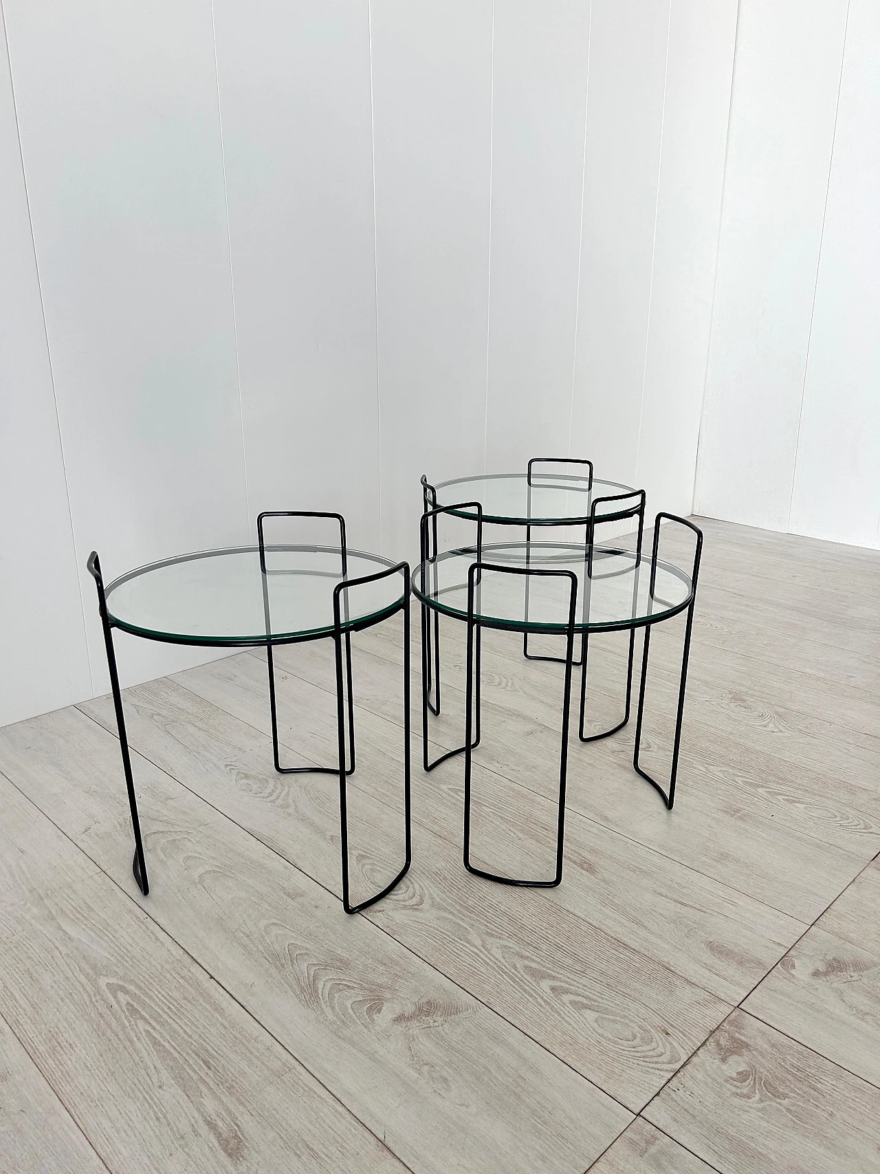 3 Round nesting tables in lacquered metal and glass, 1970s 14