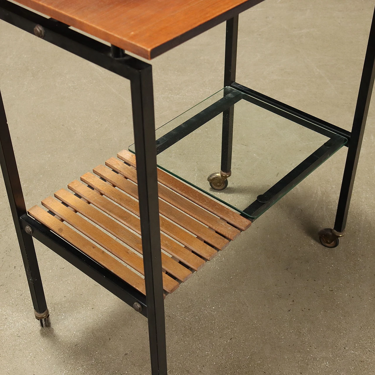 Carrello a doppio piano in teak, metallo smaltato e vetro, anni '60 4