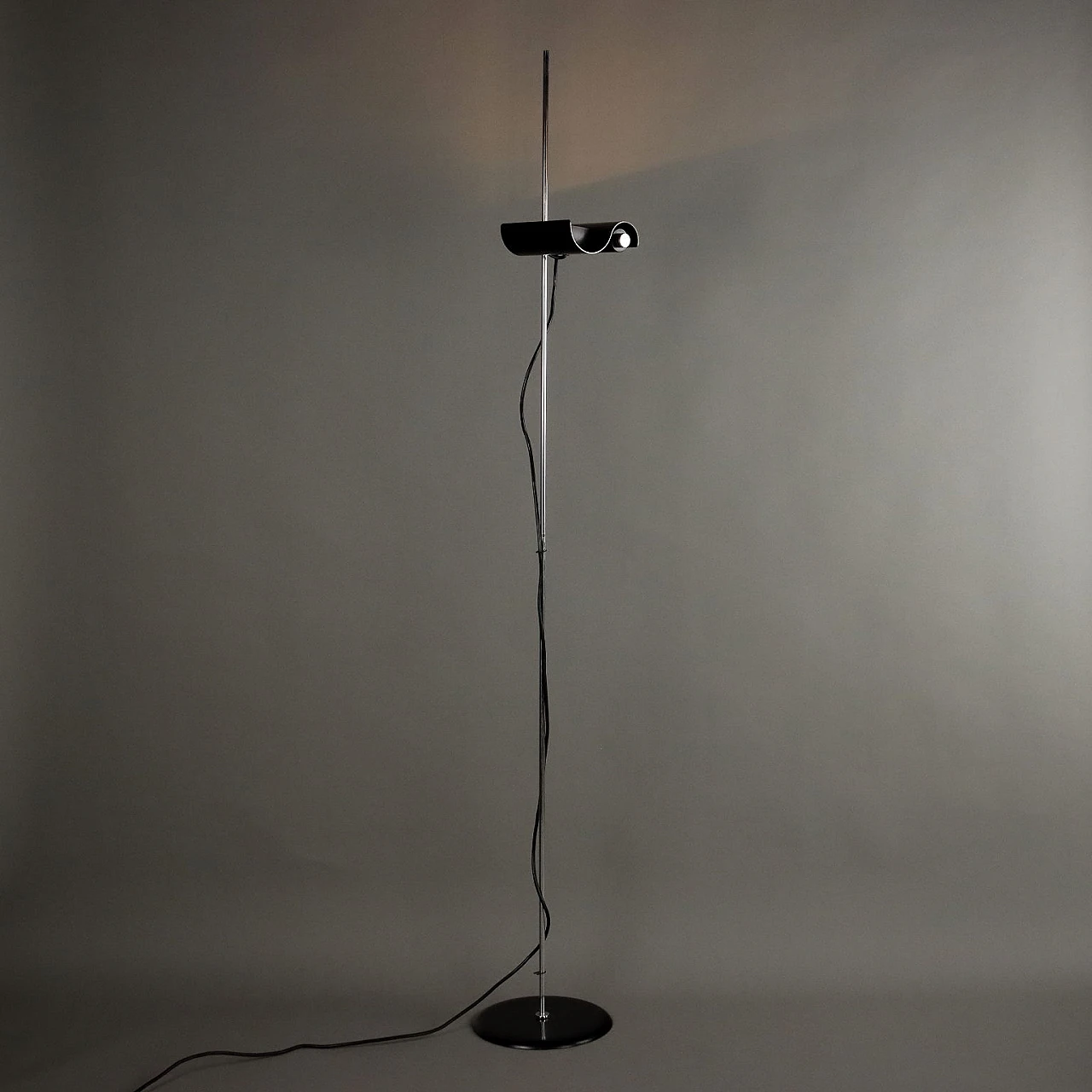 DIM floor lamp in metal & aluminium by V. Magistretti for Oluce, 1970s 1