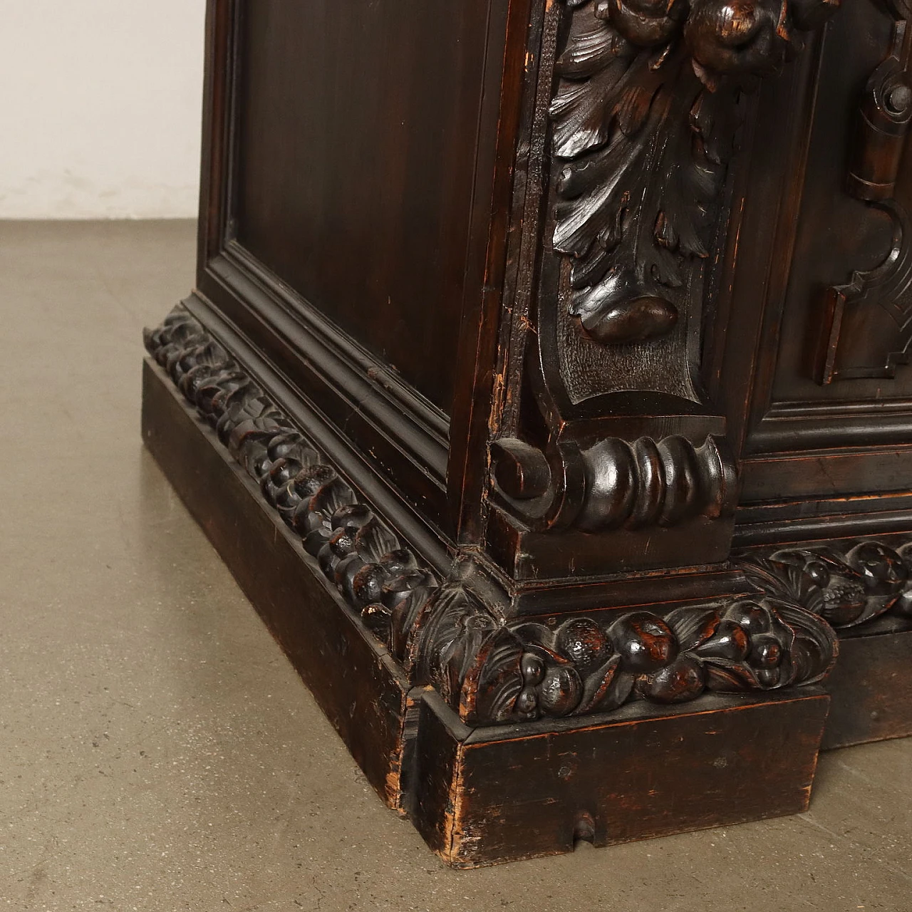 Credenza con alzata e coppia di ante in noce intagliato, '800 5