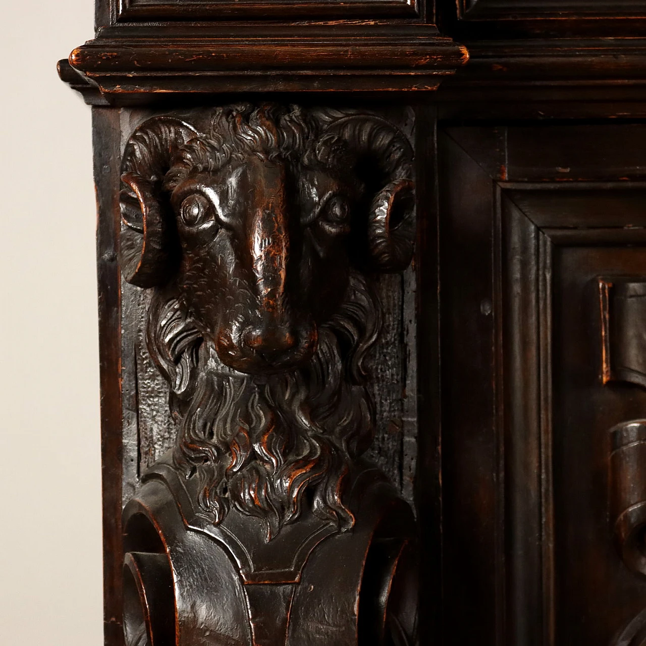 Credenza con alzata e coppia di ante in noce intagliato, '800 6