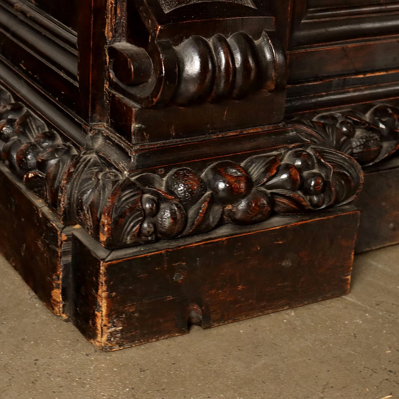 Credenza con alzata e coppia di ante in noce intagliato, '800 8