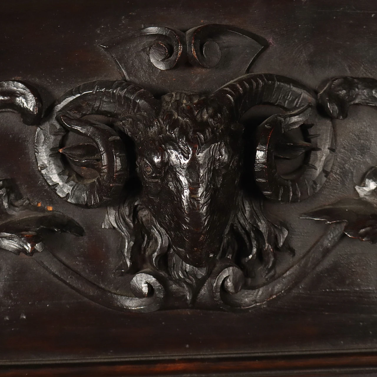 Credenza con alzata e coppia di ante in noce intagliato, '800 10