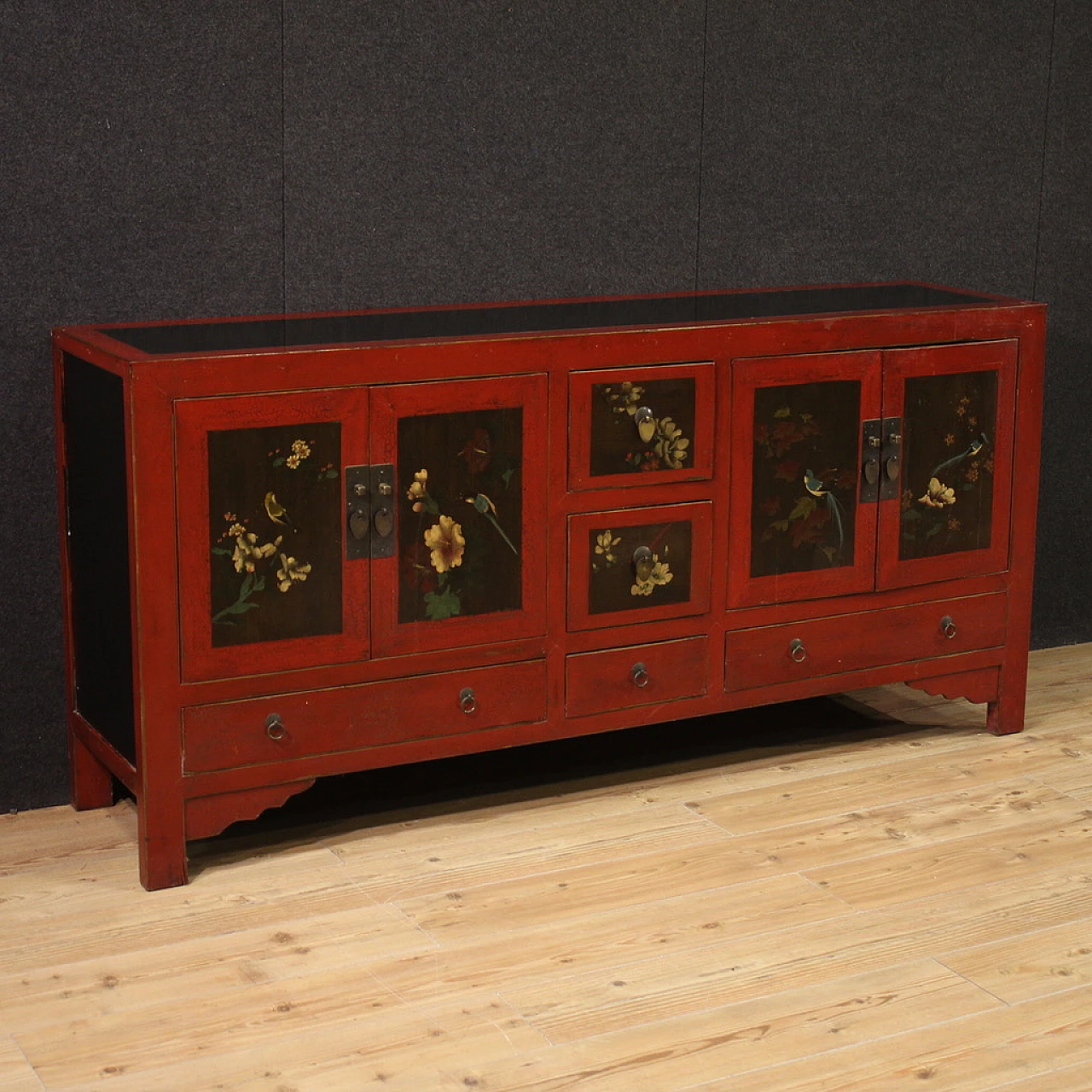 Credenza cinese in legno esotico rosso con motivi floreali dipinti 1