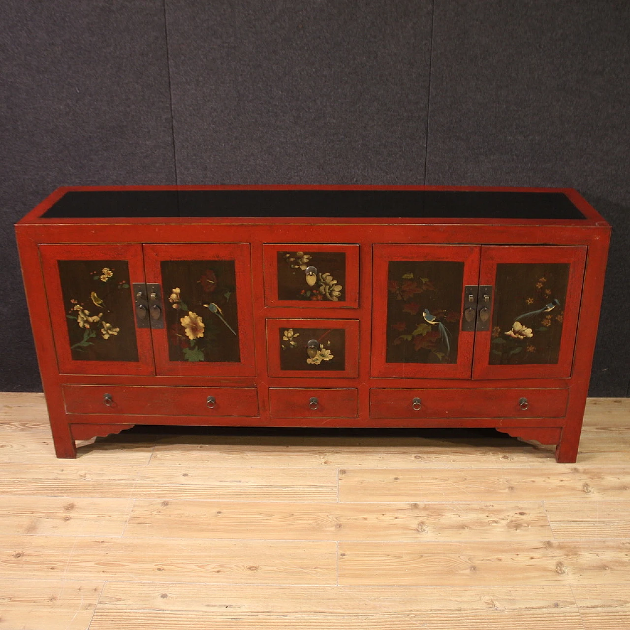 Credenza cinese in legno esotico rosso con motivi floreali dipinti 2