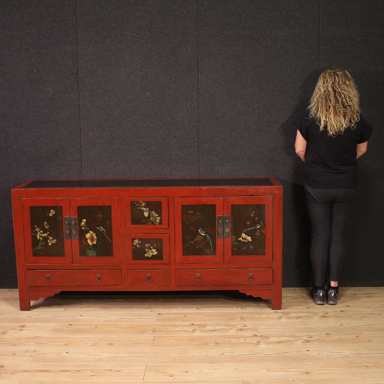 Credenza cinese in legno esotico rosso con motivi floreali dipinti 3