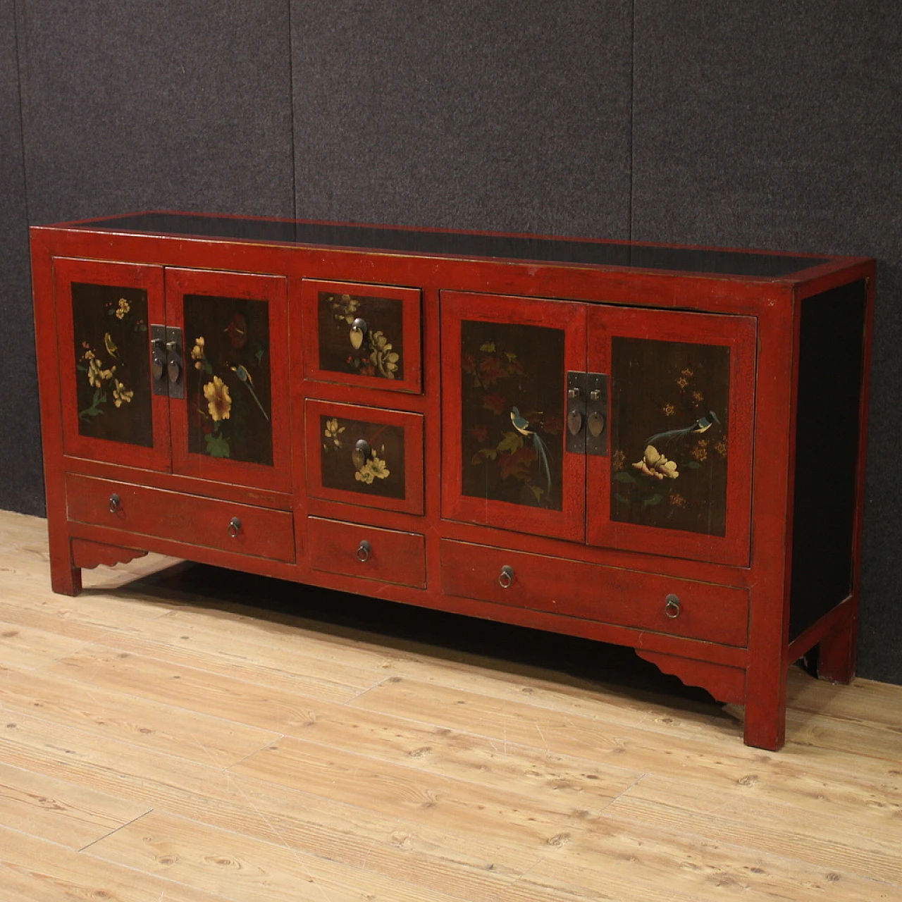 Credenza cinese in legno esotico rosso con motivi floreali dipinti 4