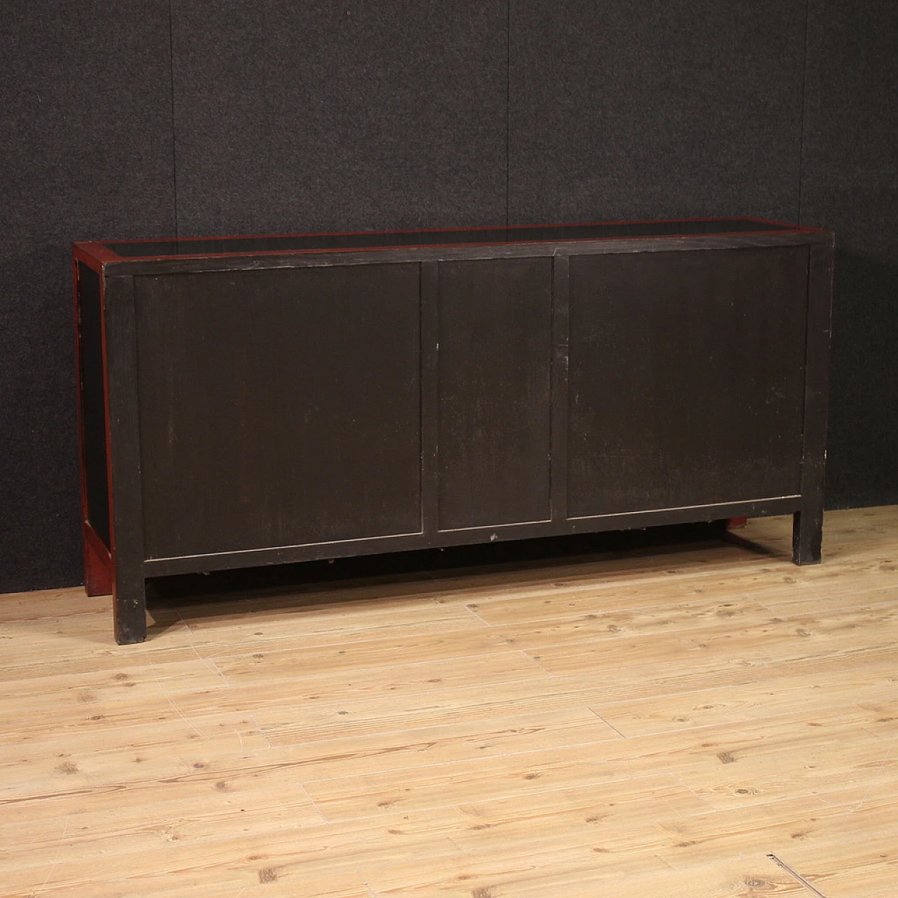 Credenza cinese in legno esotico rosso con motivi floreali dipinti 10