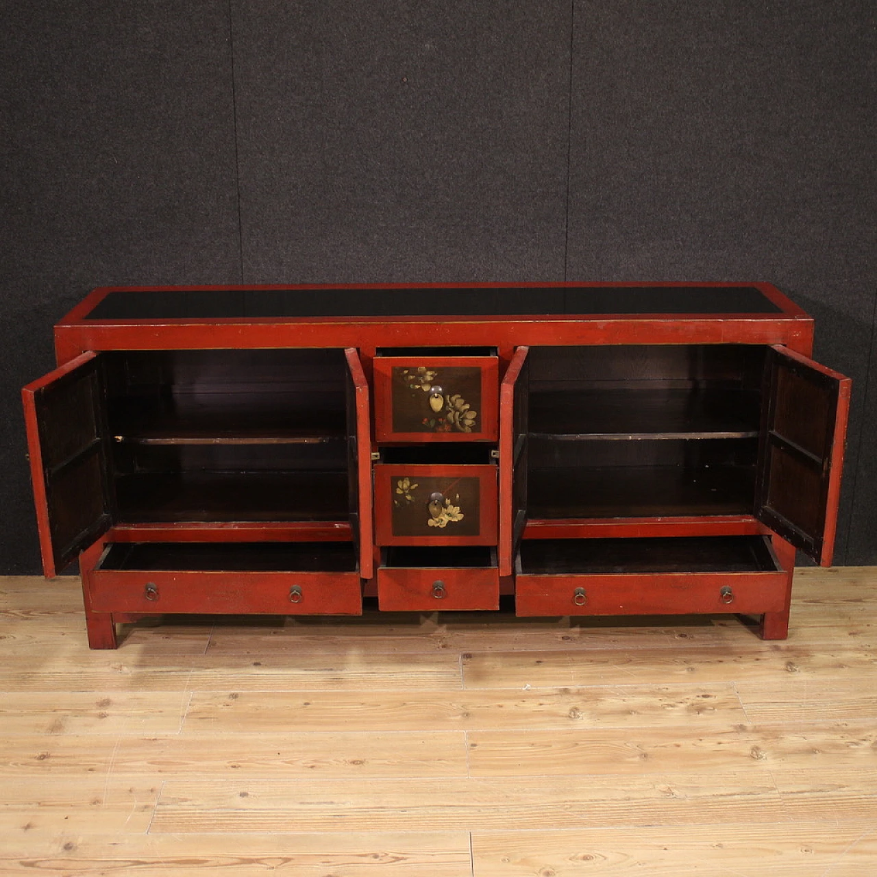 Credenza cinese in legno esotico rosso con motivi floreali dipinti 12