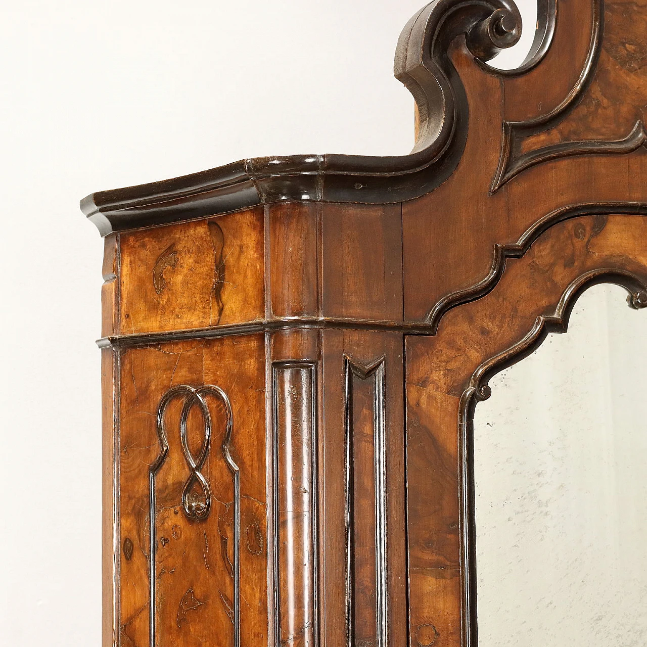 Baroque-style trumeau in carved wood with curved feet 6