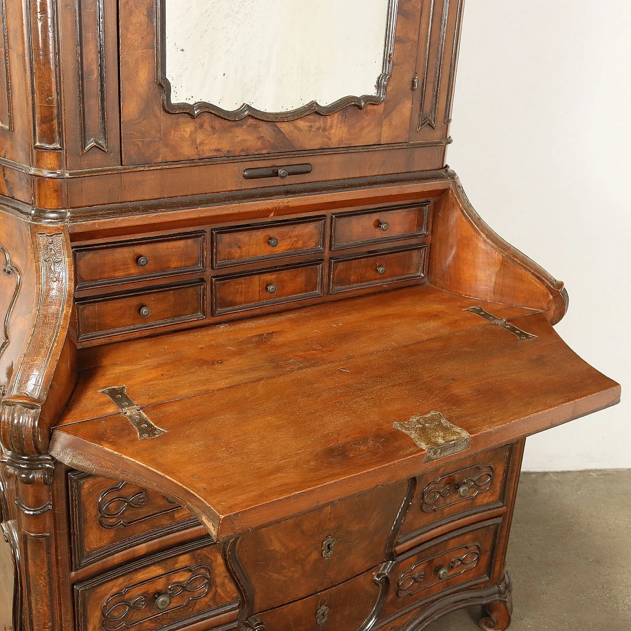 Baroque-style trumeau in carved wood with curved feet 8