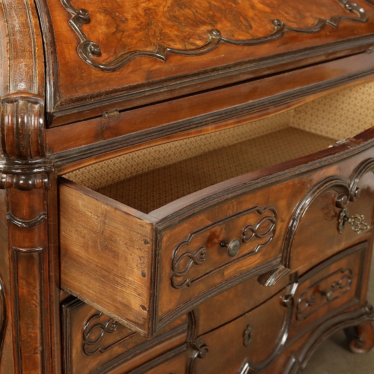 Baroque-style trumeau in carved wood with curved feet 10