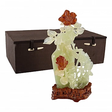 Scultura vaso con fiori in giadeite con scatola