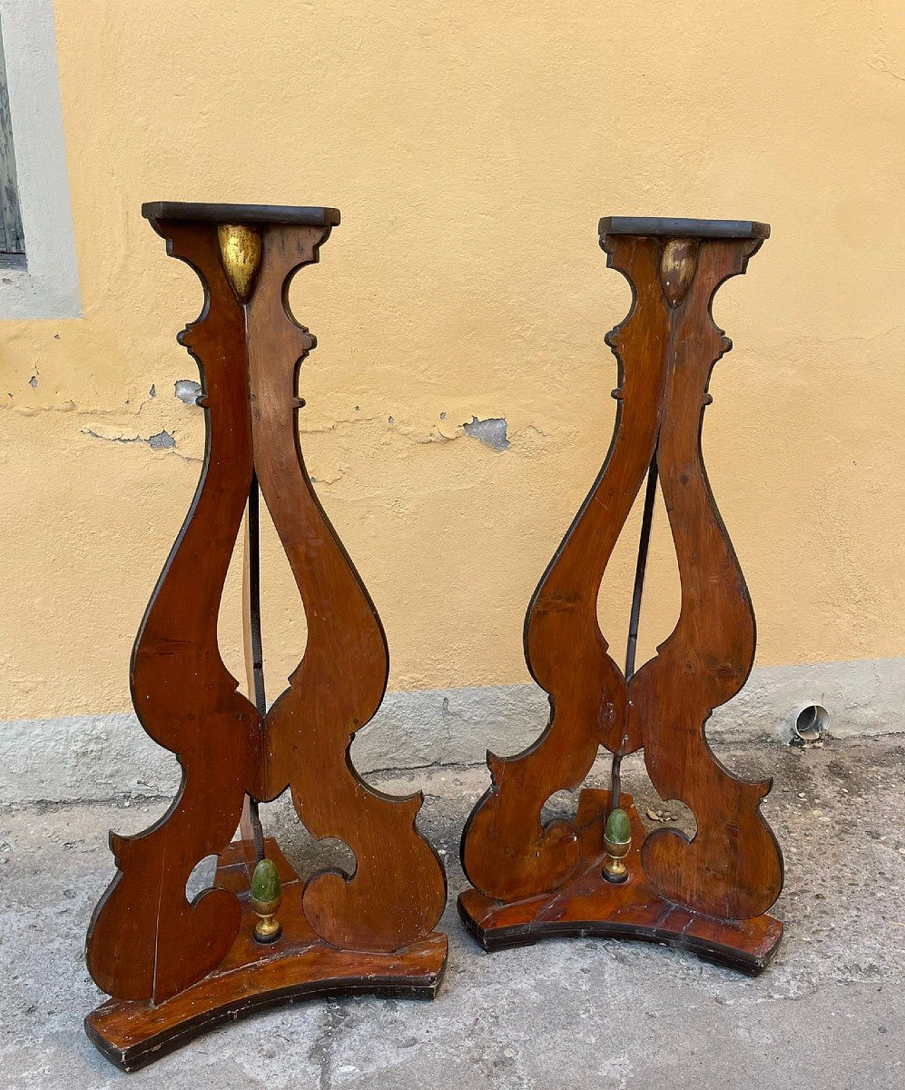 Pair of tripods in laquered wood with golden details, 18th century 1