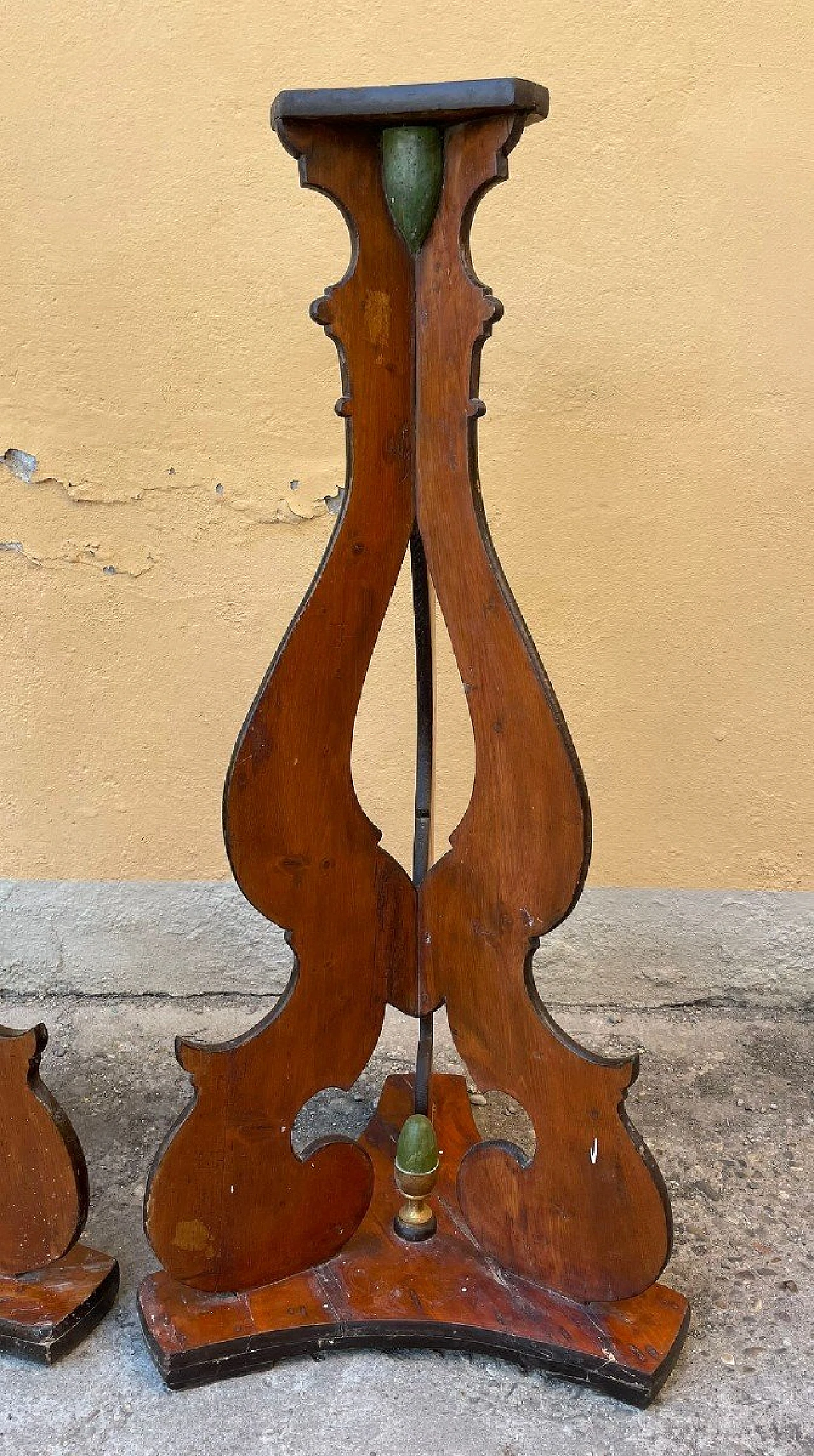 Pair of tripods in laquered wood with golden details, 18th century 8