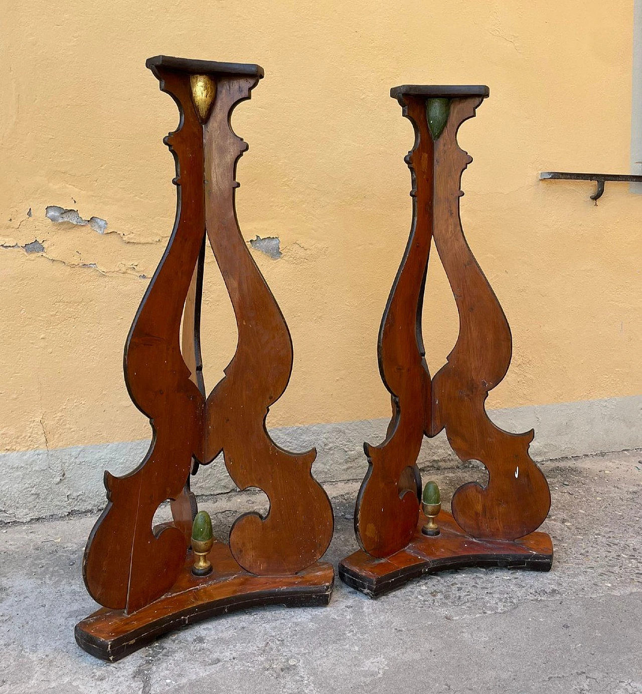 Coppia di Treppiedi in legno laccato con dettagli dorati, '700 9