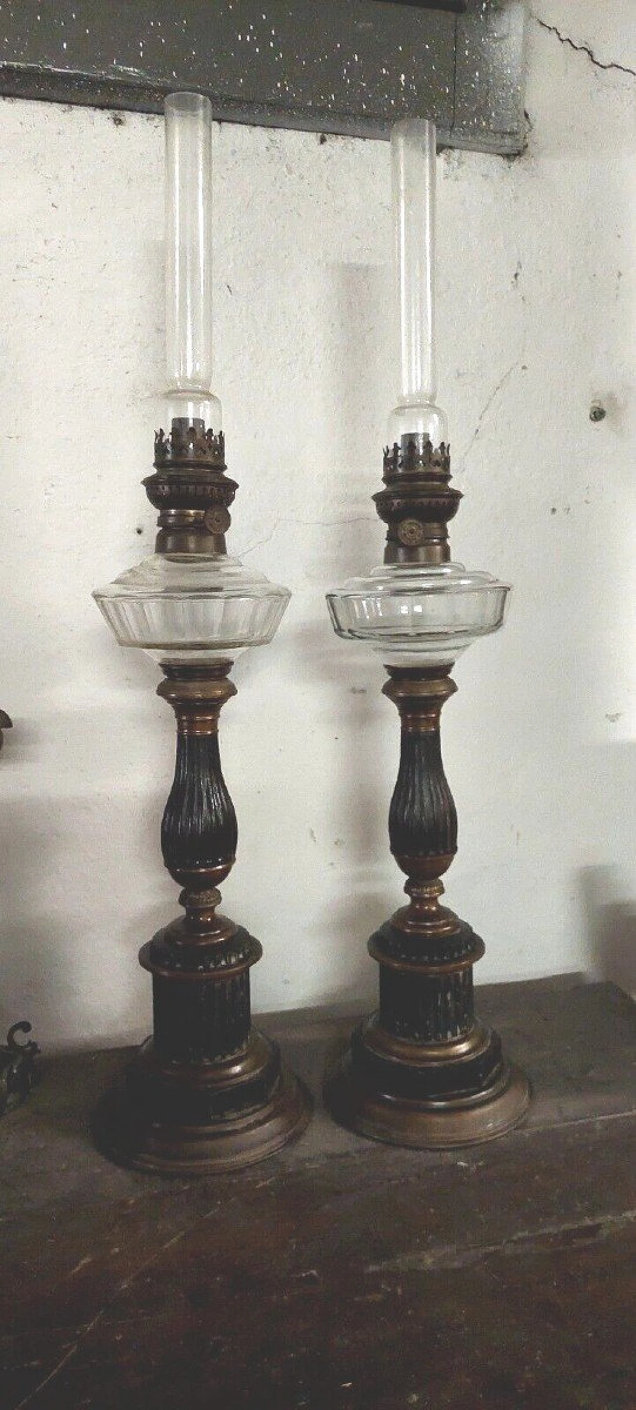 Pair of Empire oil lamps in metal and glass, 19th century 5