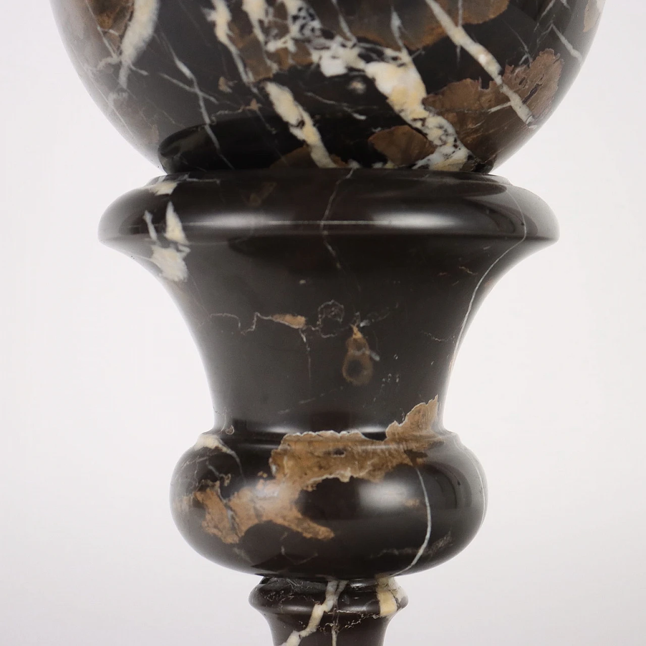 Vaso a forma medicea con sfera in marmo breccia, anni '50 4