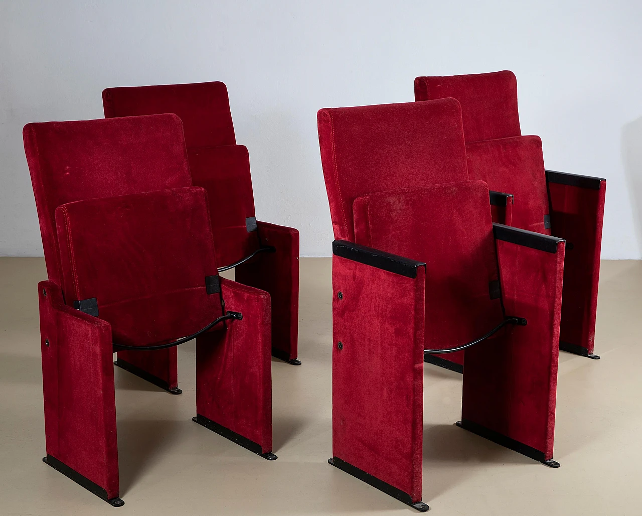 4 Poltrone da cinema in velluto rosso di Carlo Scarpa, anni '60 2