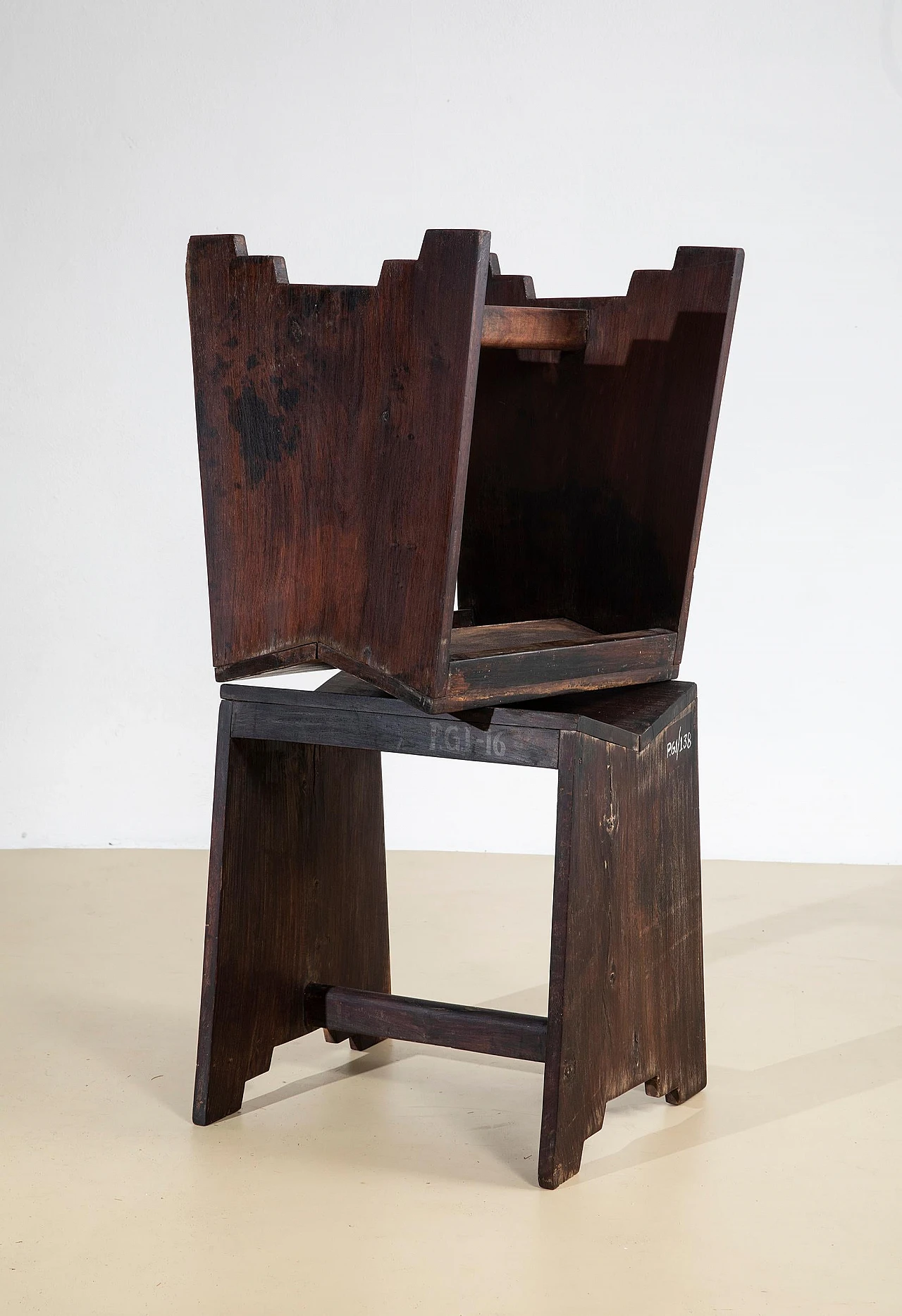 Coppia di sgabelli da cucito in teak di Pierre Jeanneret, anni '50 4