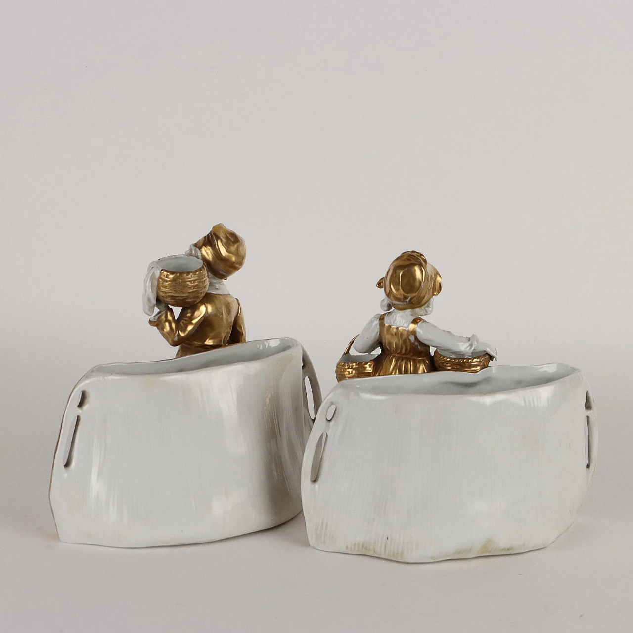 Pair of Volkstedt Rudolstadt porcelain planters, 1870 9