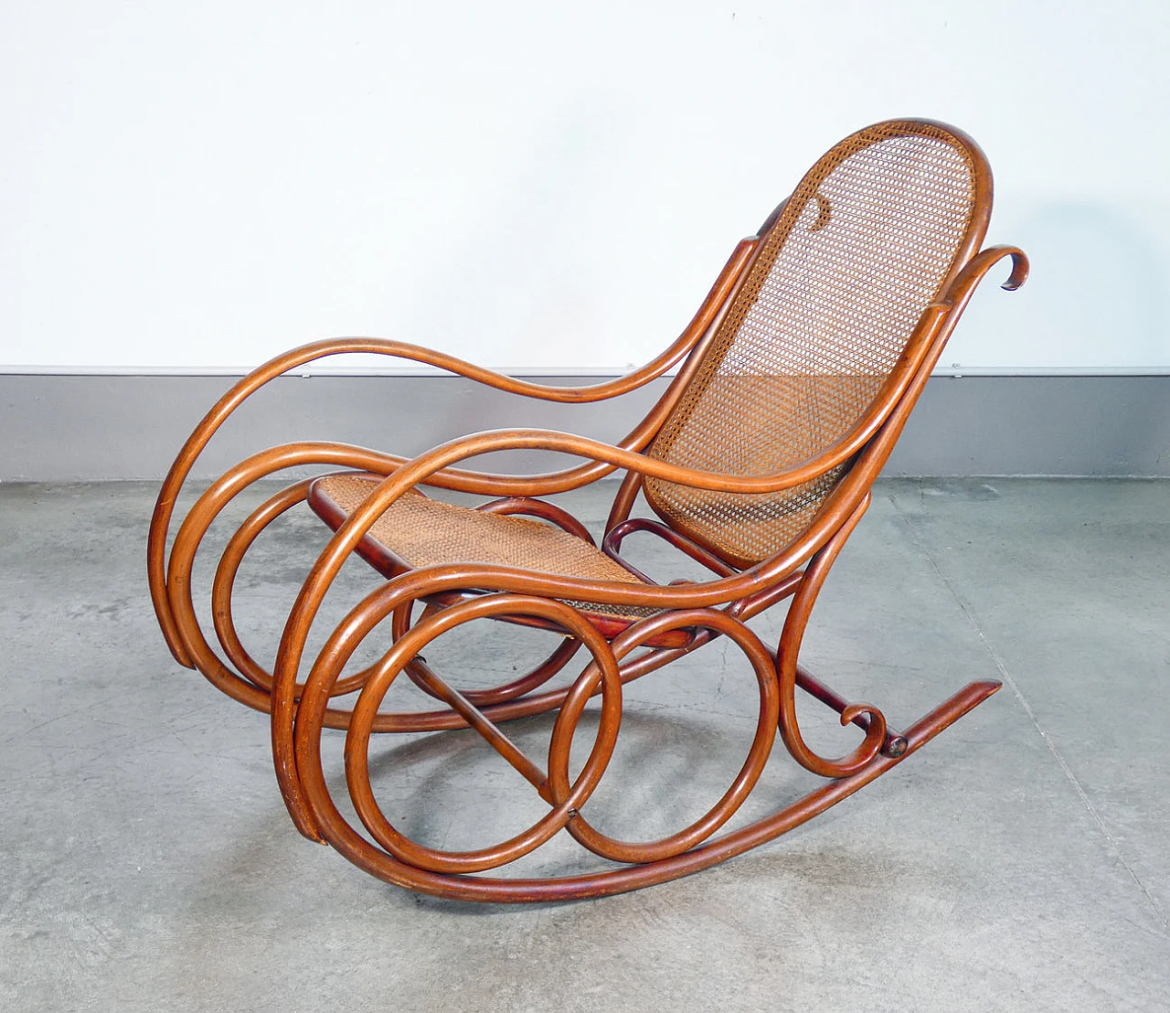 Sedia a dondolo in faggio curvato di Gebrüder Thonet, fine '800 1