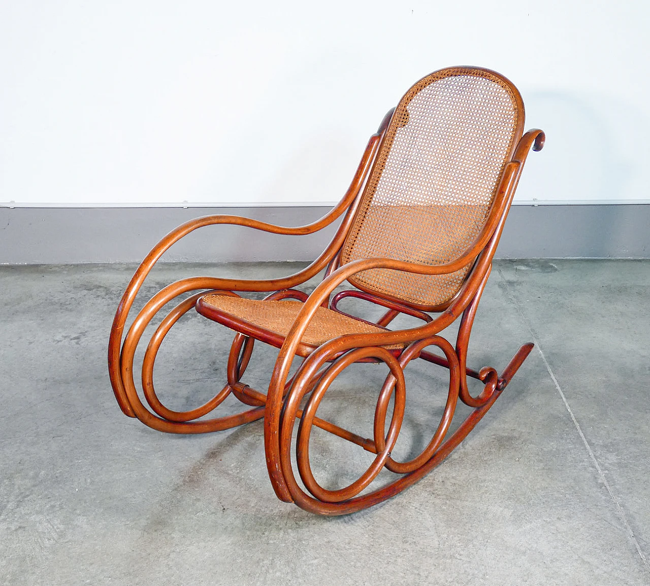 Sedia a dondolo in faggio curvato di Gebrüder Thonet, fine '800 2