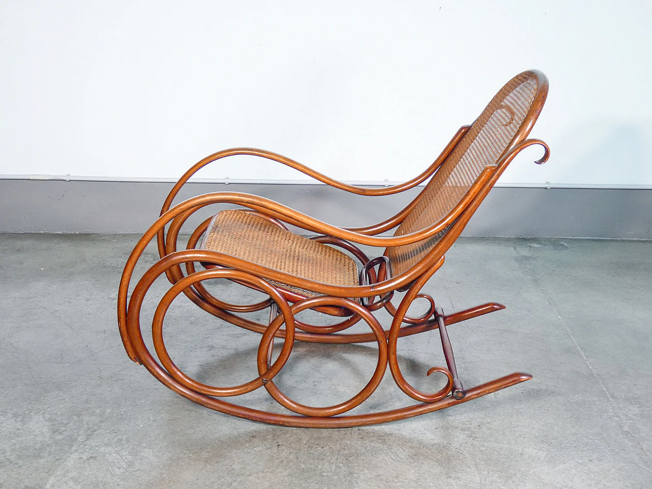 Sedia a dondolo in faggio curvato di Gebrüder Thonet, fine '800 3