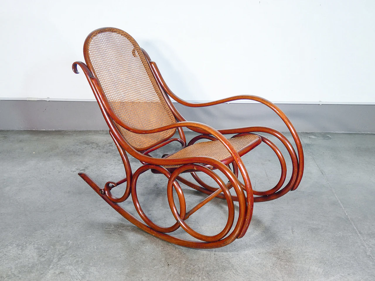 Sedia a dondolo in faggio curvato di Gebrüder Thonet, fine '800 8