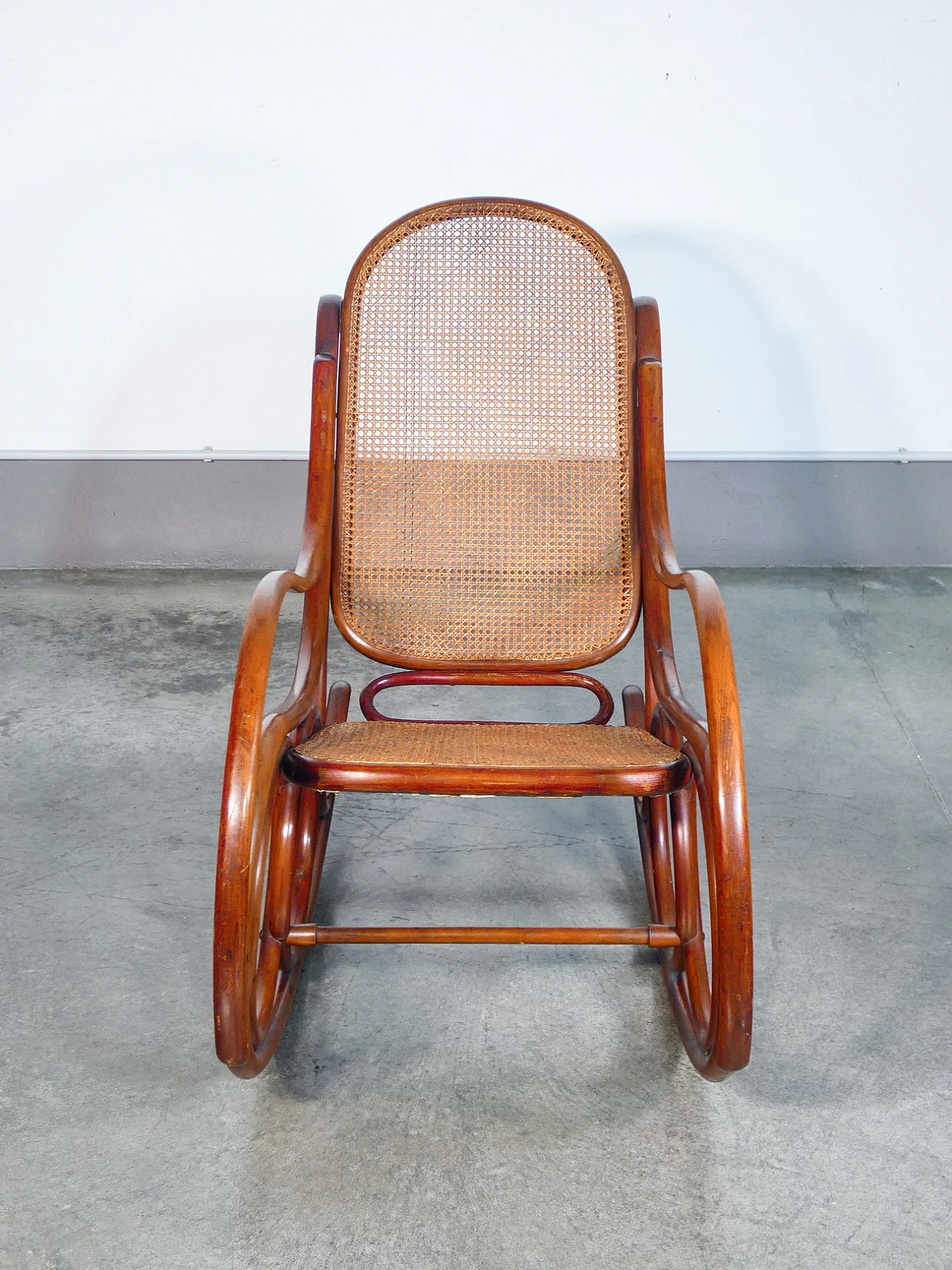 Sedia a dondolo in faggio curvato di Gebrüder Thonet, fine '800 9